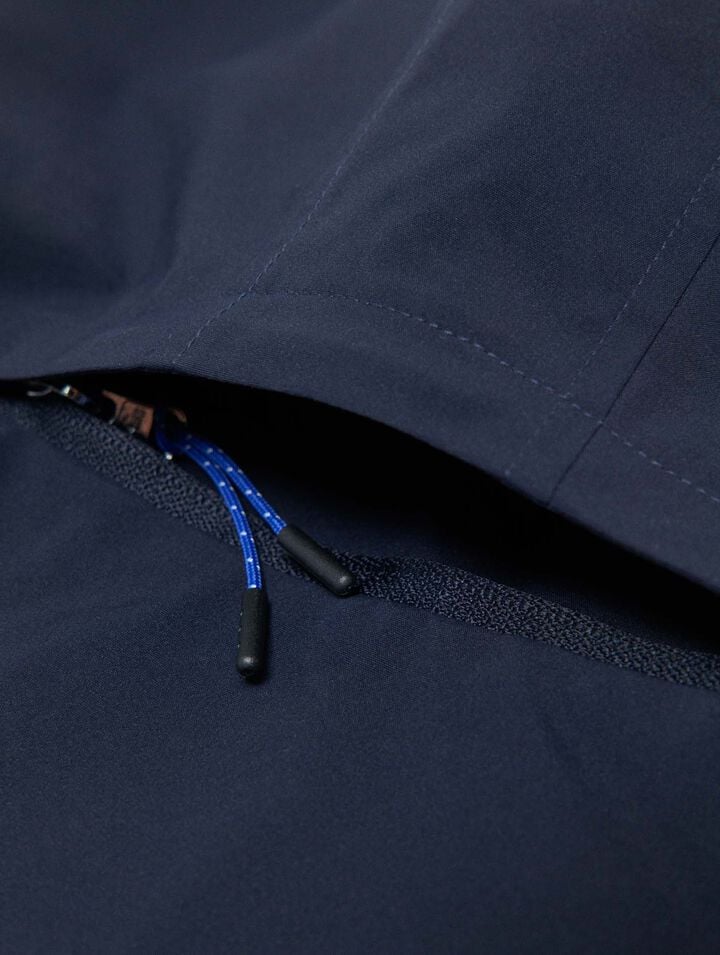 Capuche imperm&eacute;able avec cordons