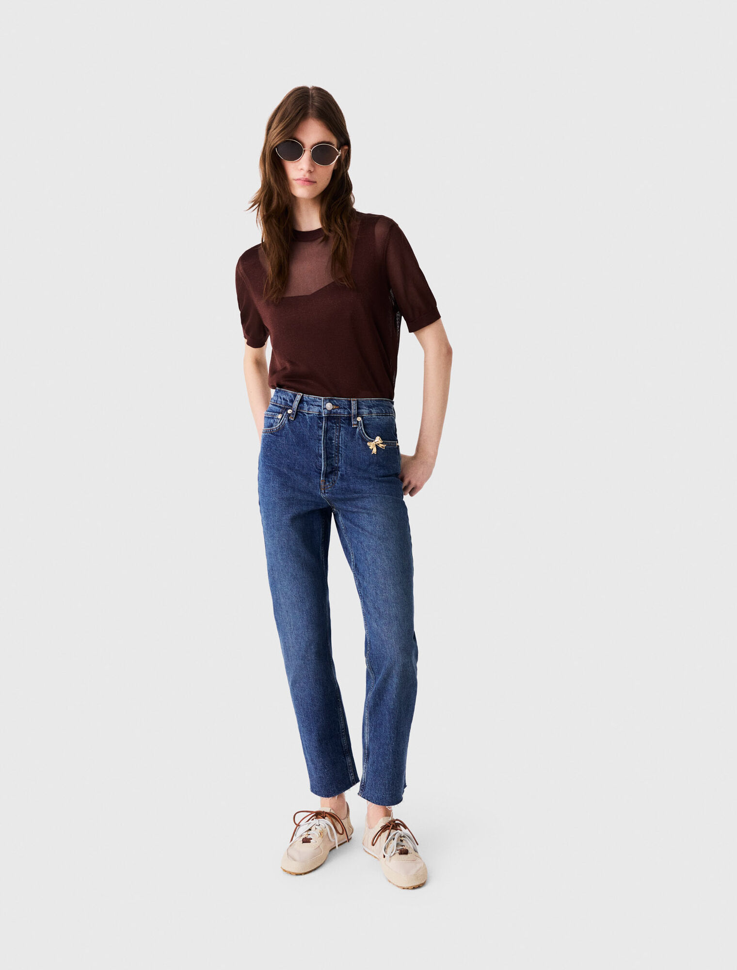 Skinny jeans with brooch