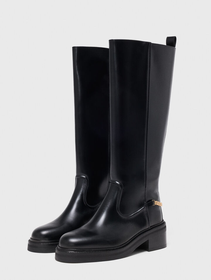 Flat leather boots with chain