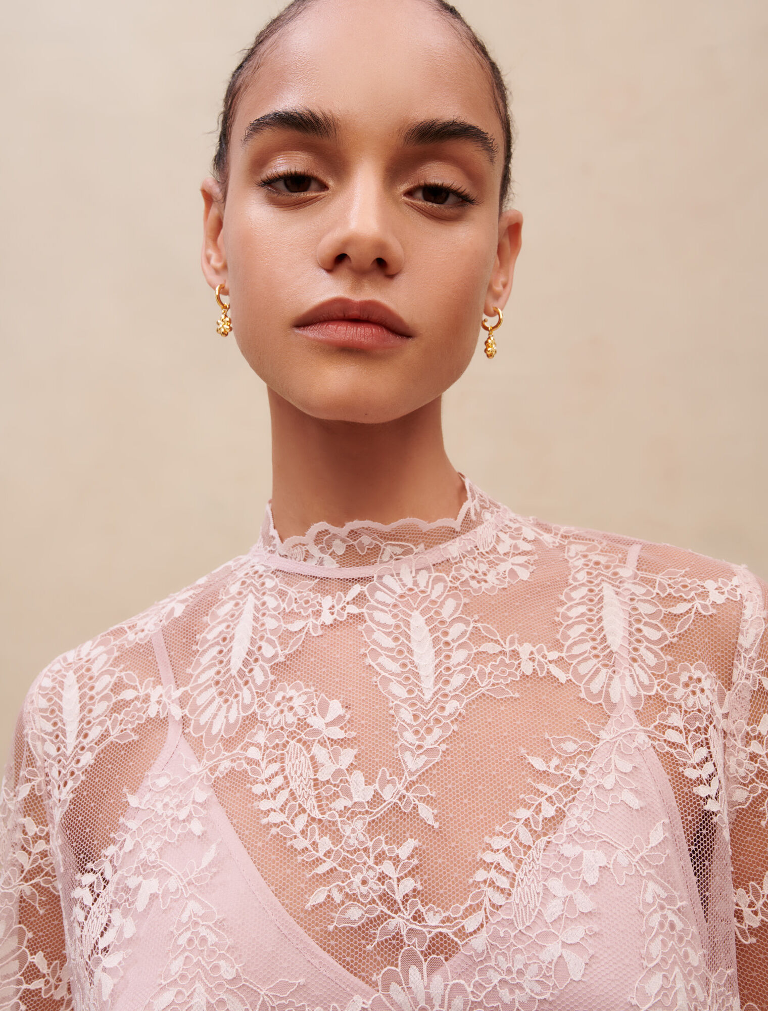 Haut en dentelle semi-transparent