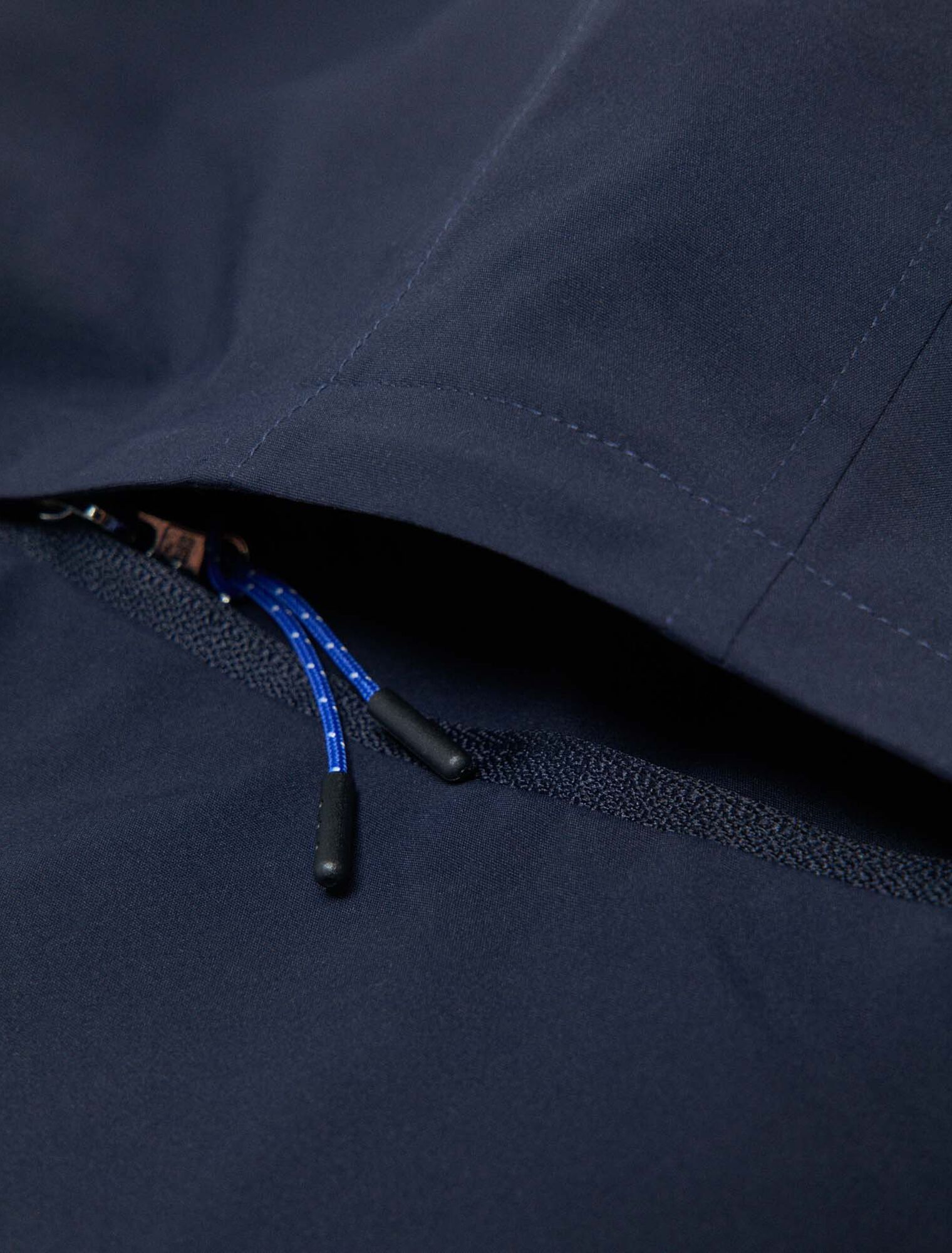 Capuche imperm&eacute;able avec cordons