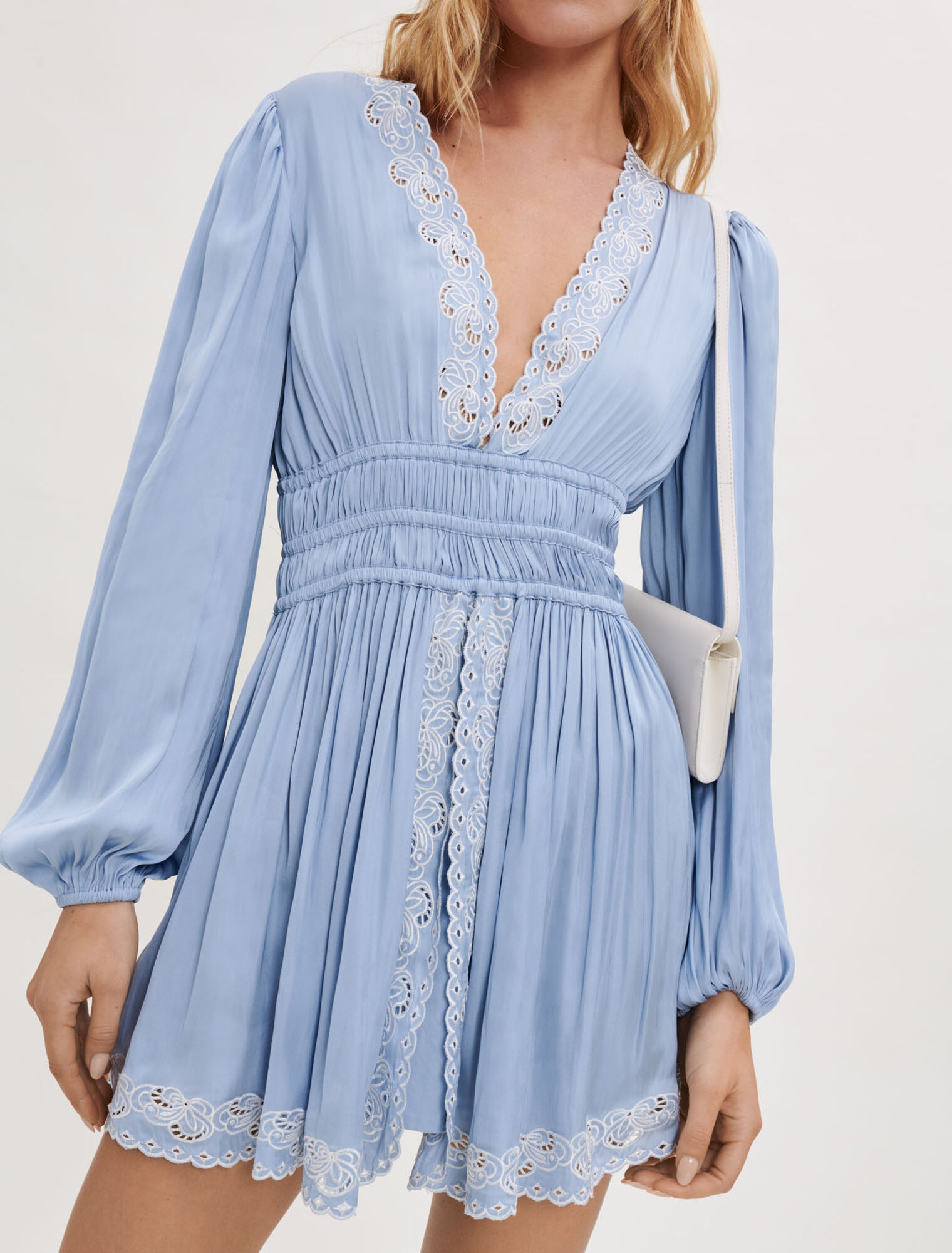 Robe en satin et broderies 