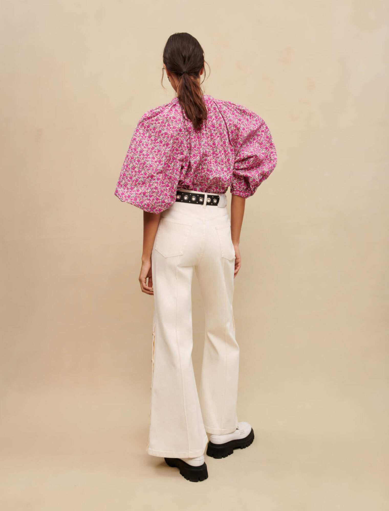 Pantalon large à boutons latéraux