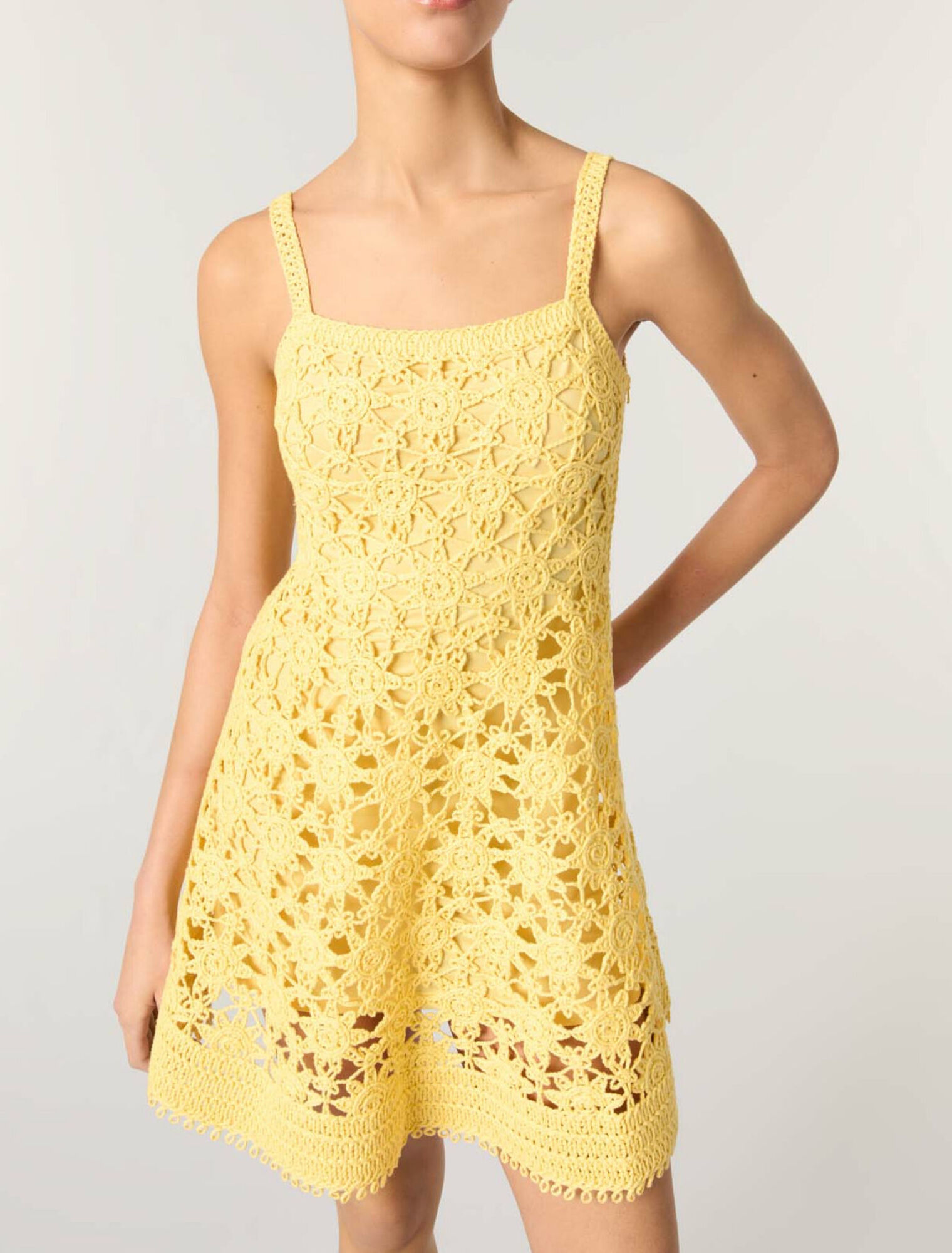 Robe courte &agrave; bretelles en crochet
