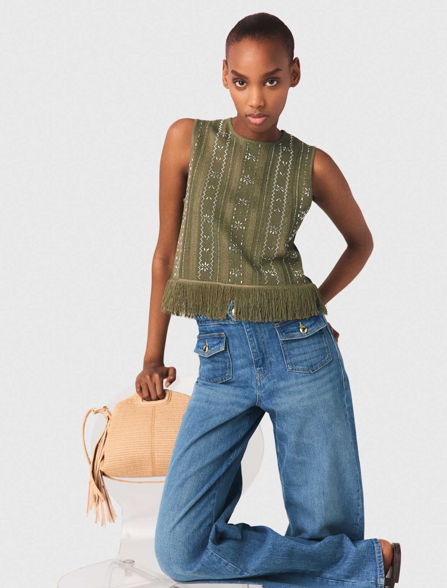 Top avec fleurs strass&eacute;s et franges