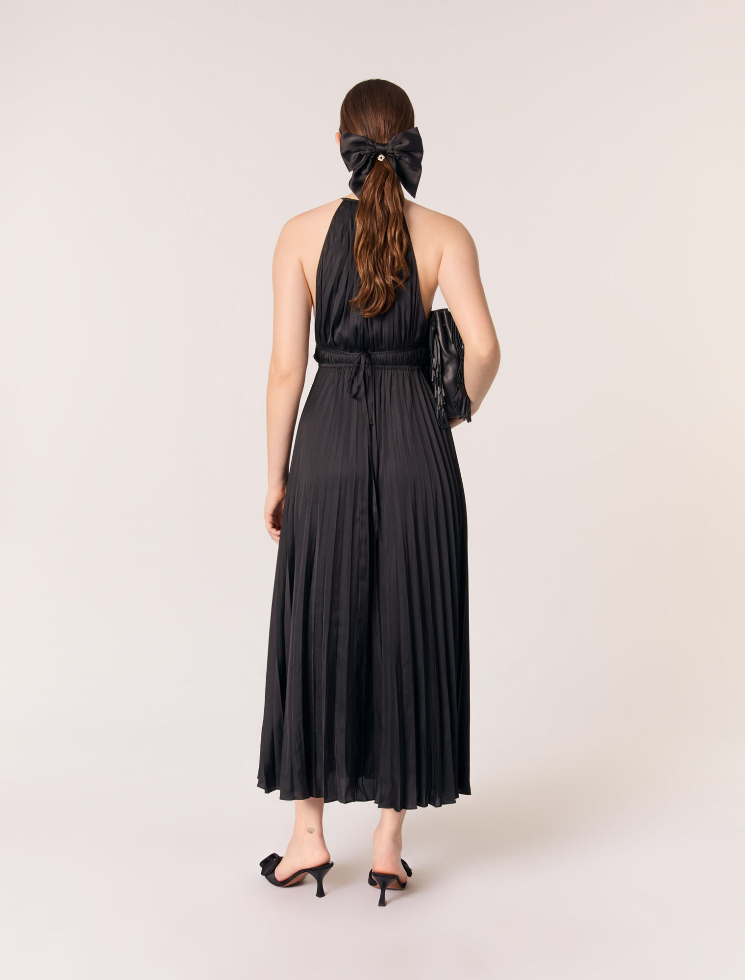 Robe longue satinée plissée