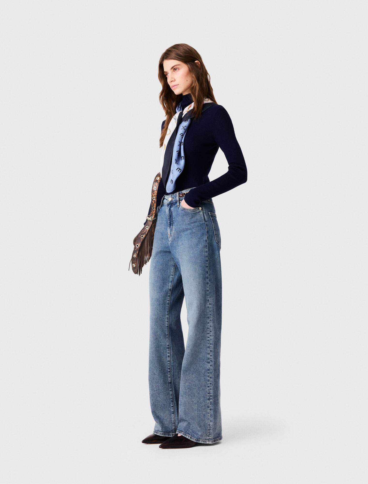 Jean large avec boucles en cuir