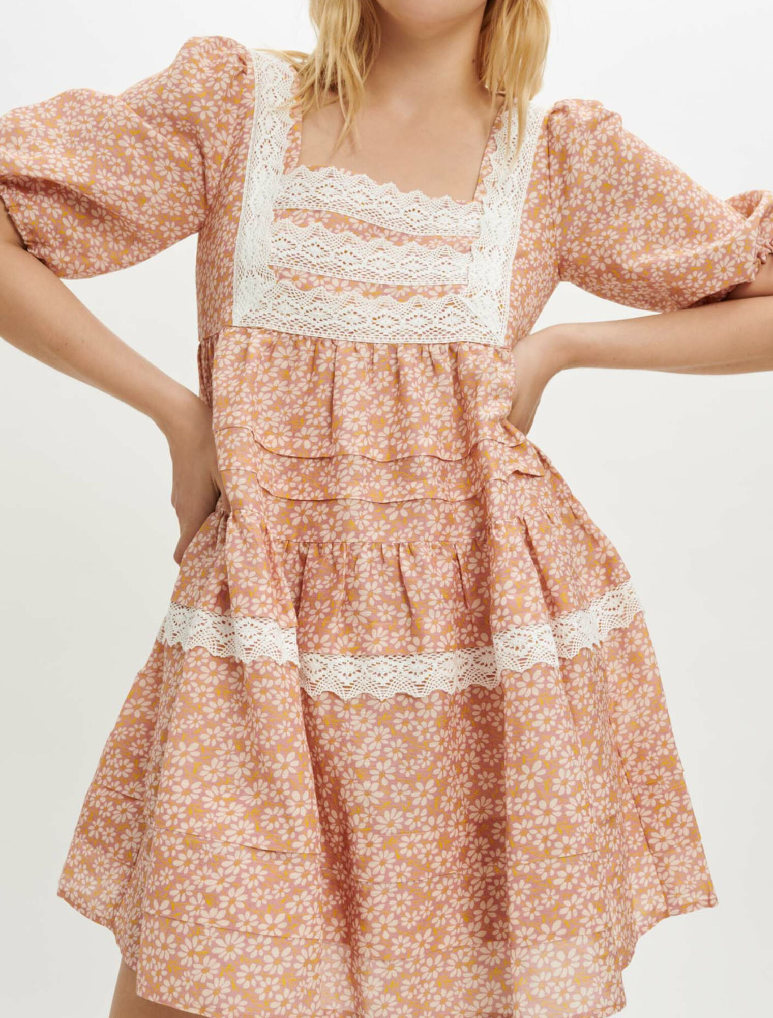 Robe imprimée à galons de dentelles