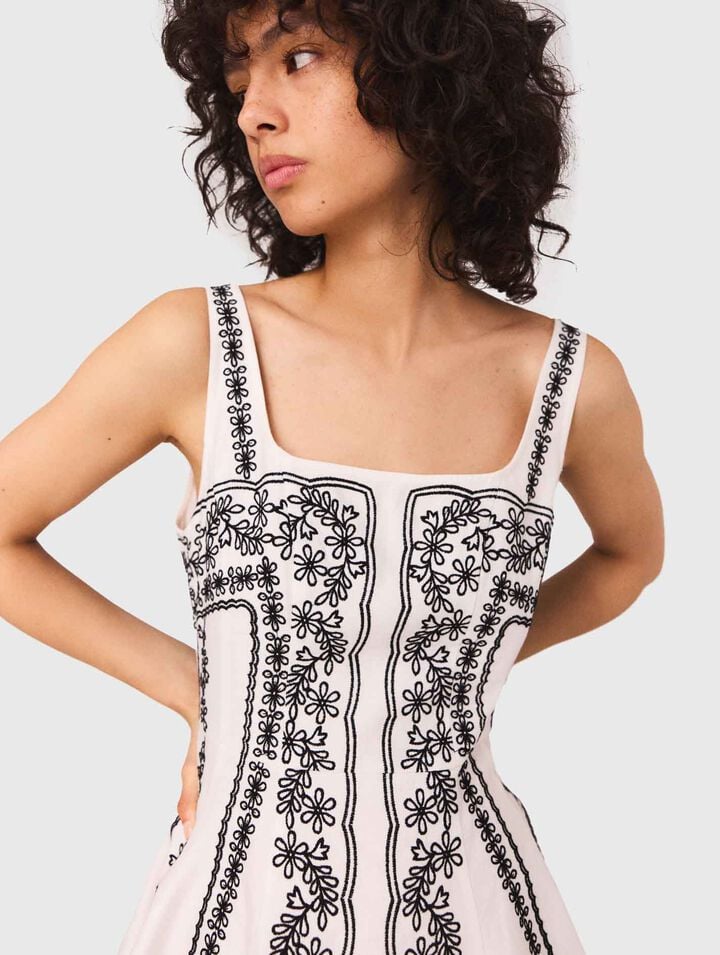 Robe courte brodée à bretelles