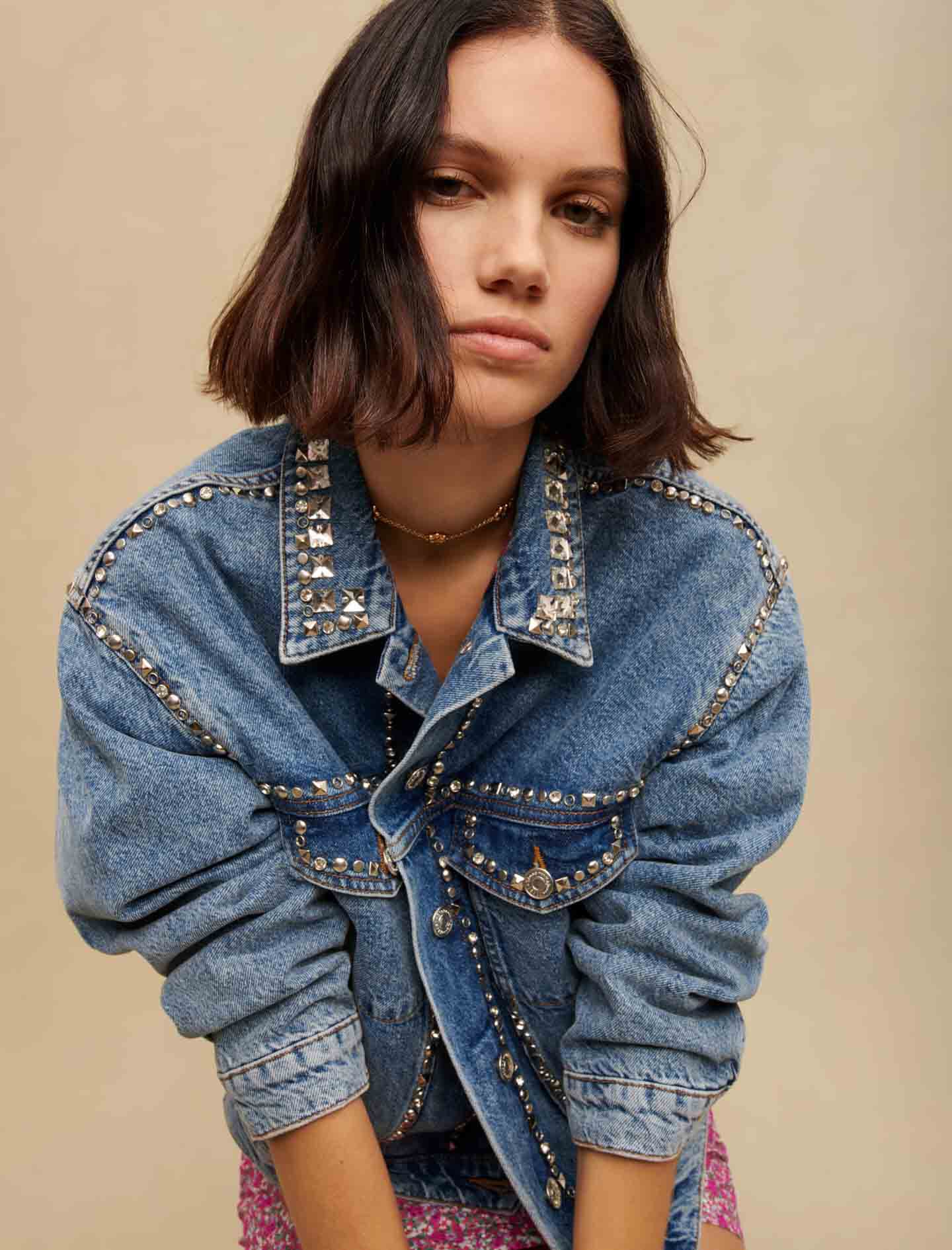 Blouson en jean ornee de strass