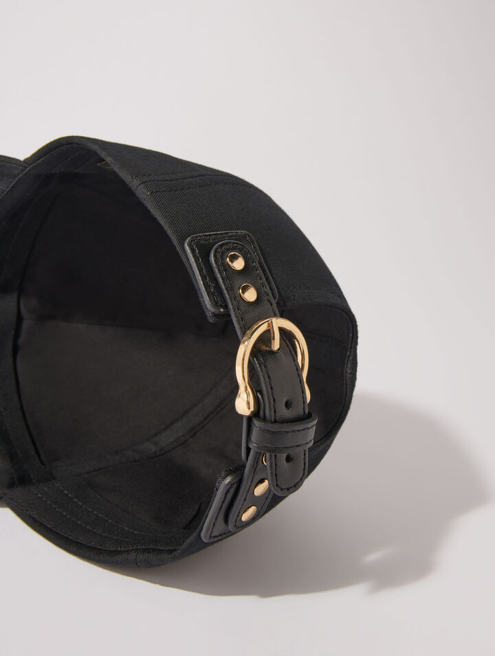 Casquette en coton et boucle dorée