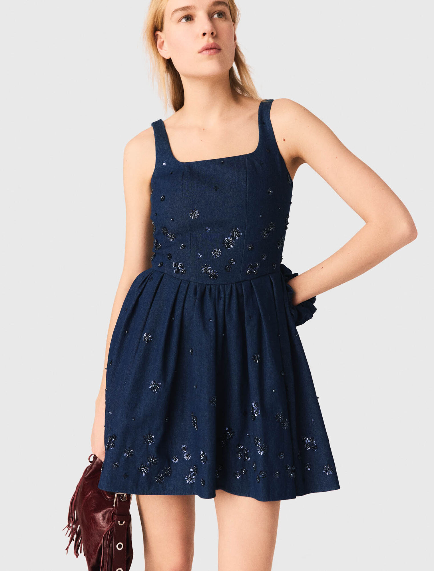 Robe &eacute;vas&eacute;e en denim brod&eacute;