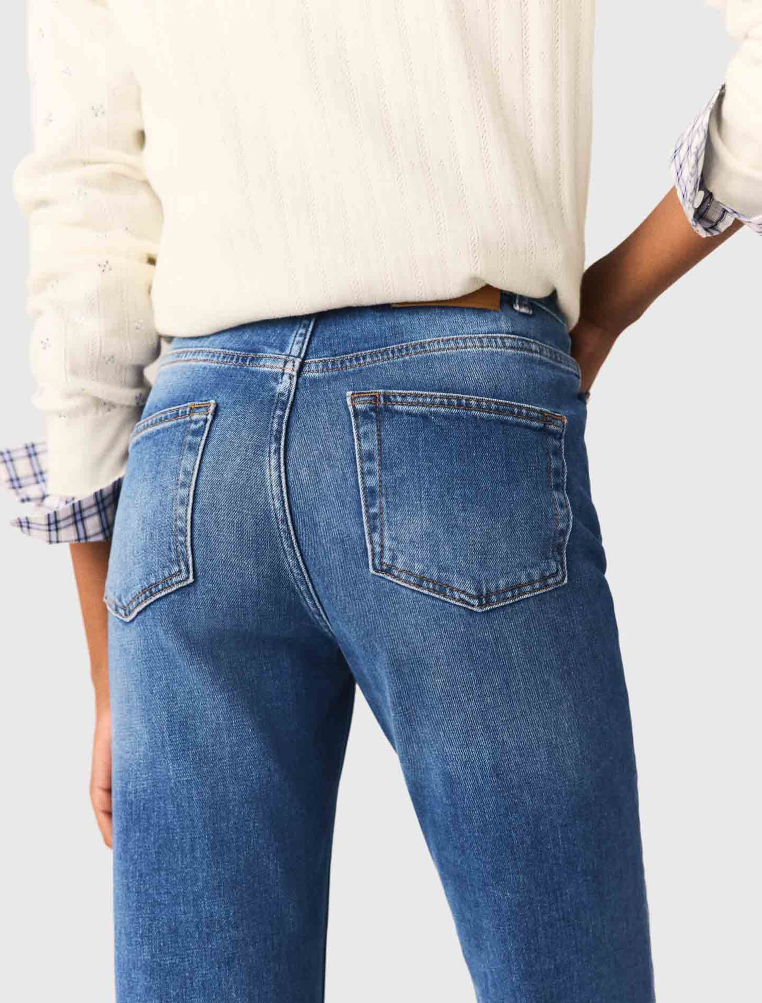 Denim jeans with pockets