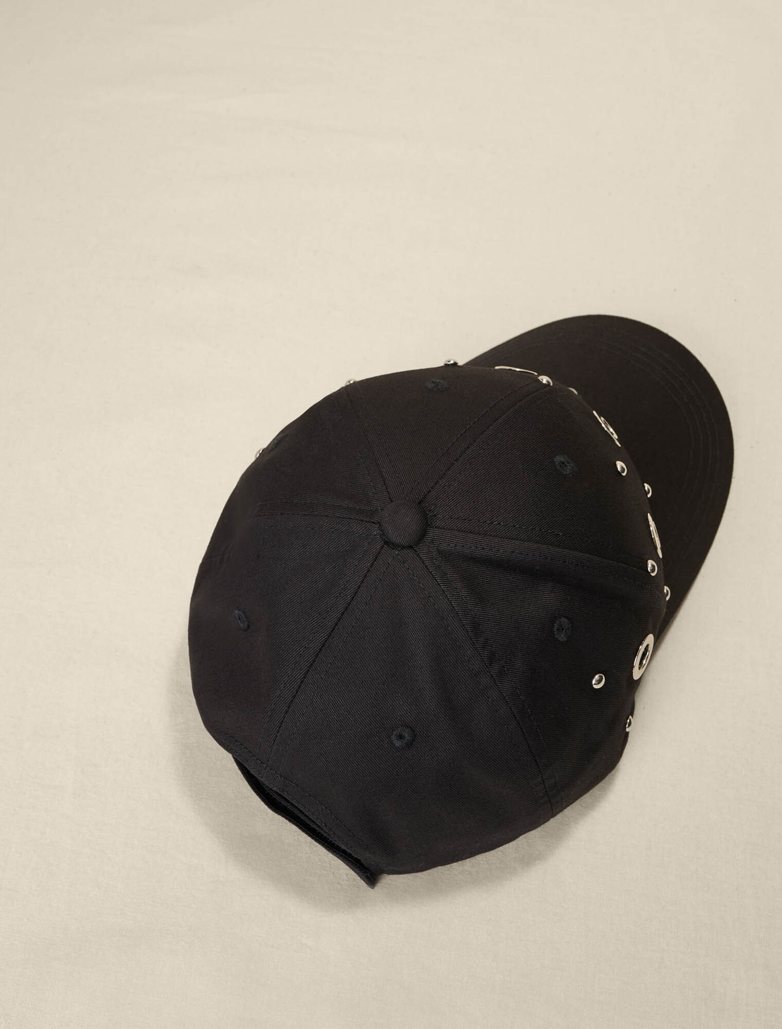 Casquette à rivets