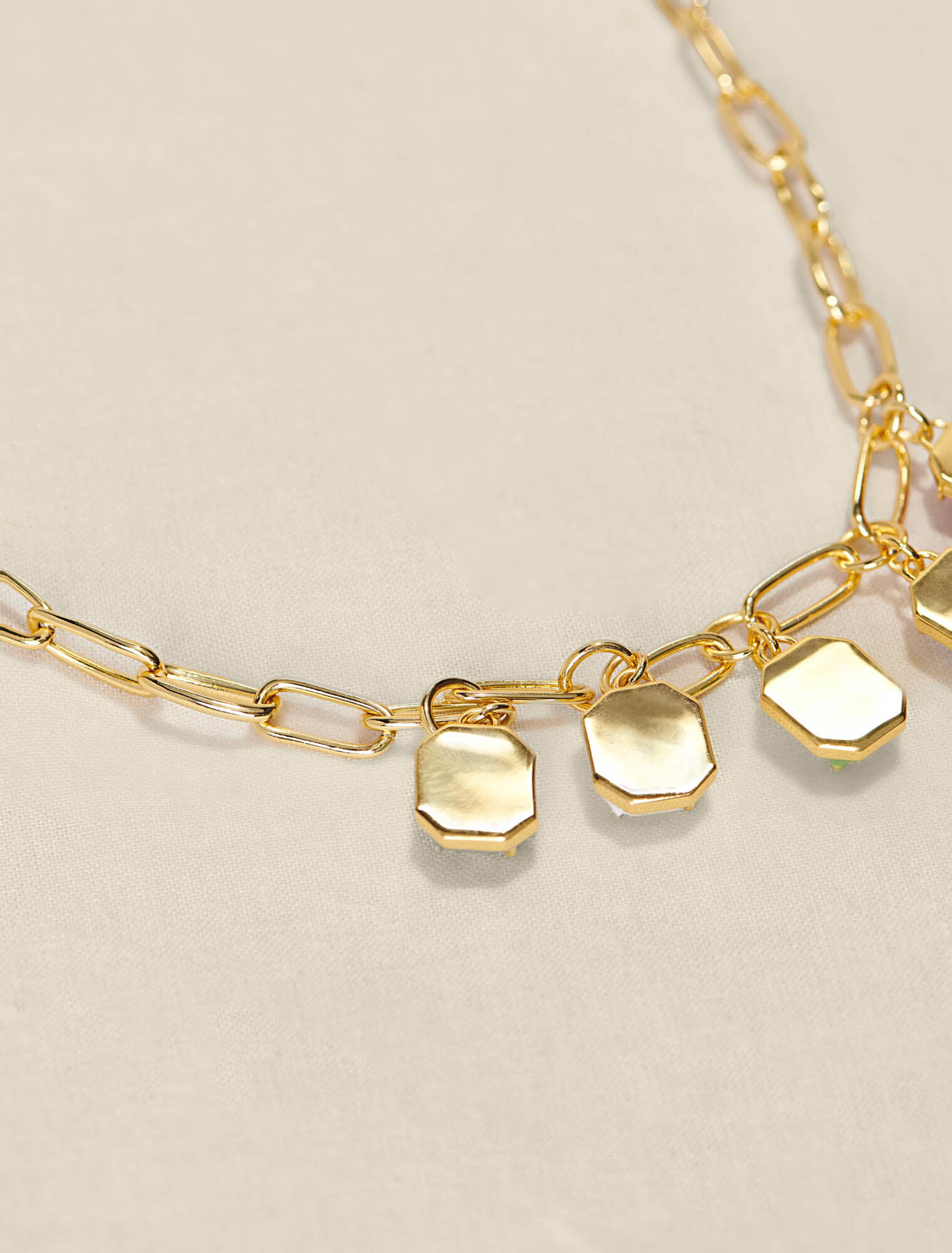 Collier chaîne dorée à pendentifs