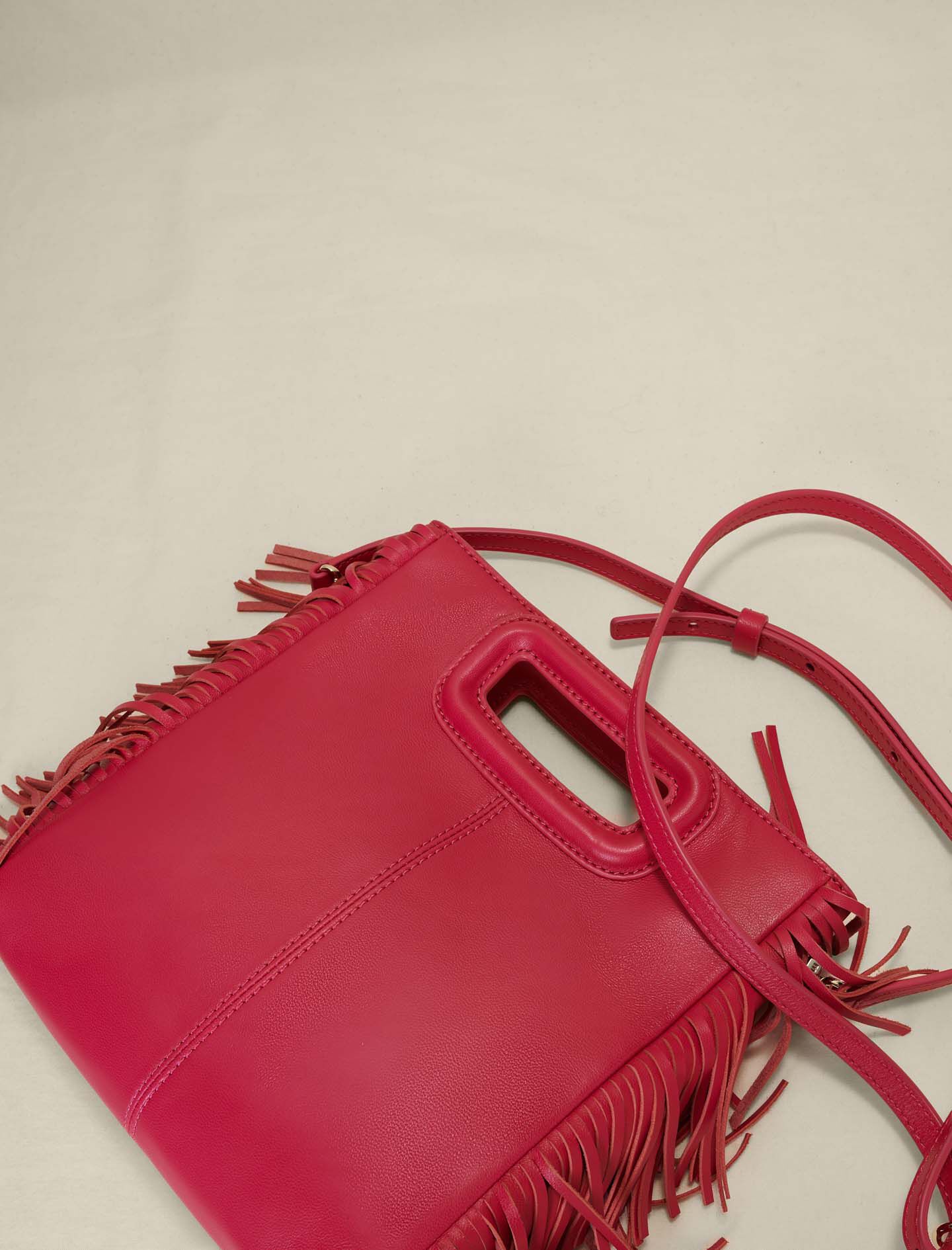 Sac M en cuir a franges rose pour femme Maje