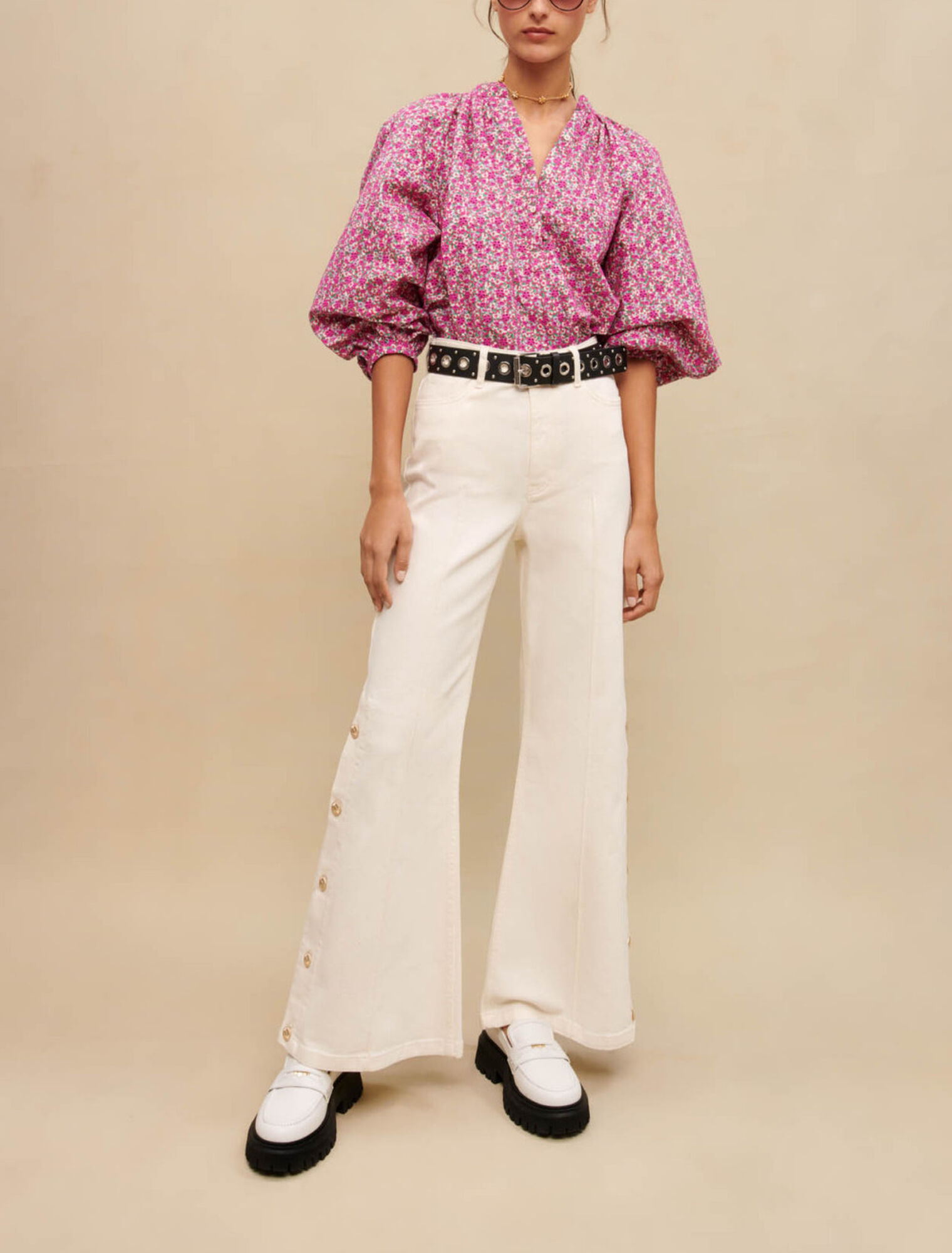Pantalon large à boutons latéraux