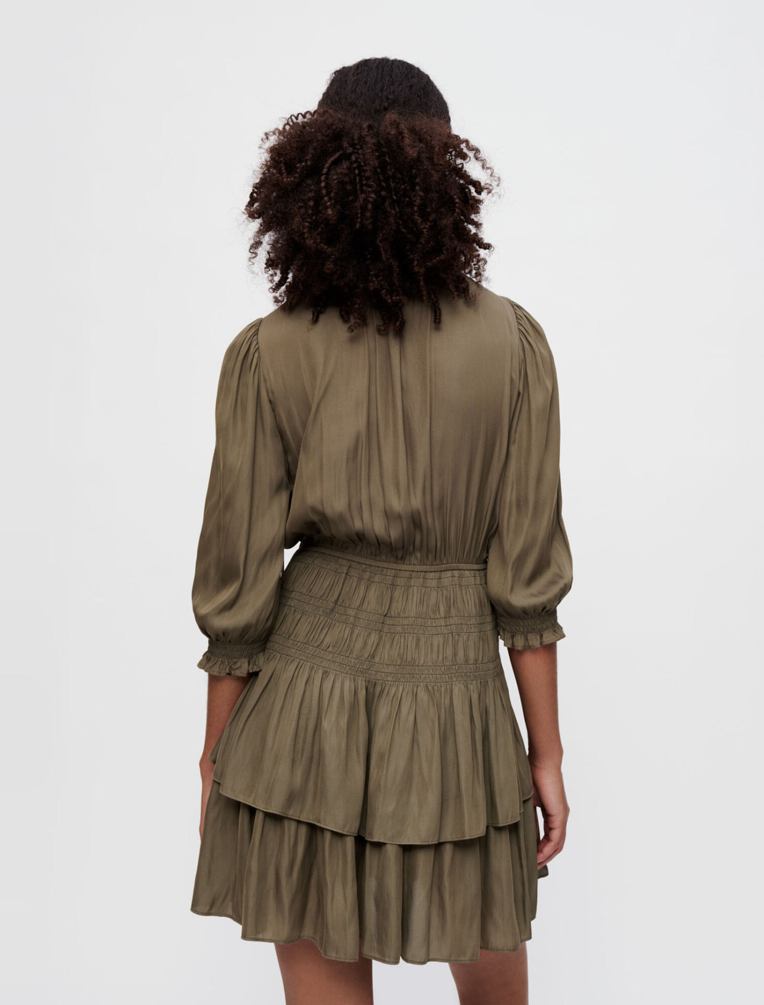 Robe en satin smockée à volants