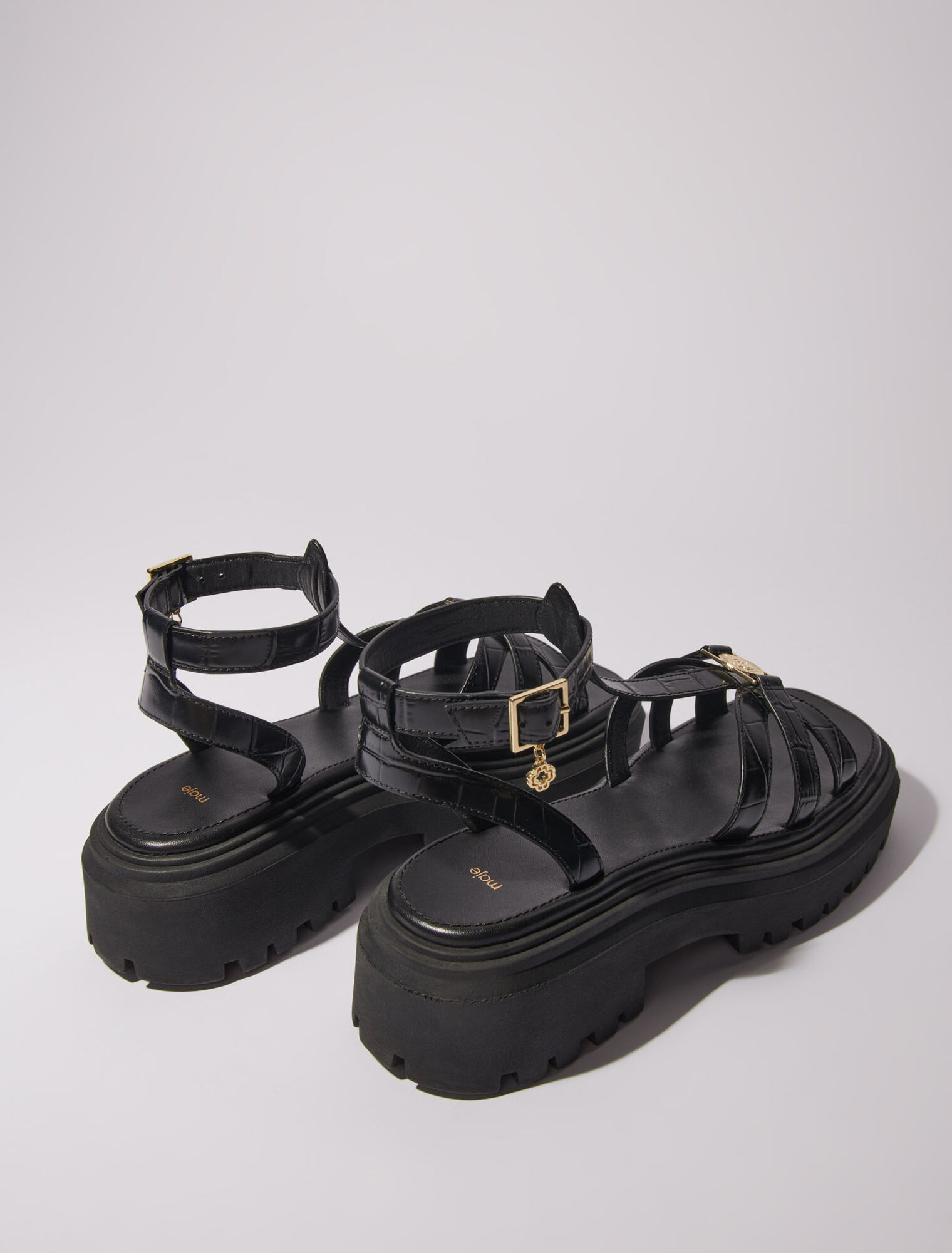 Flat sandals with tread