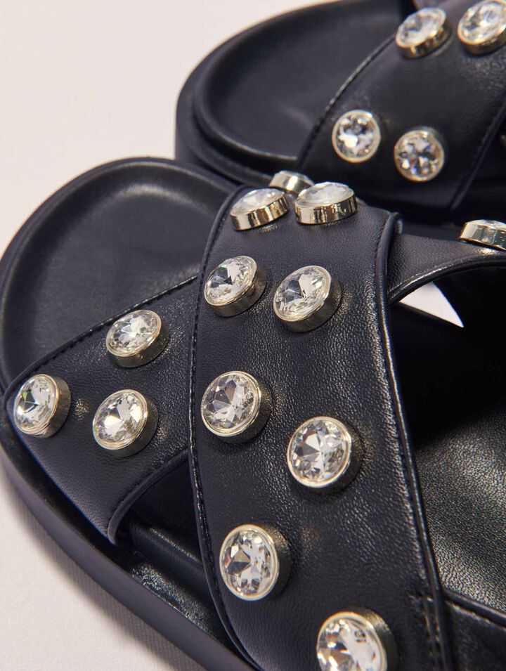 Sandales plates en cuir et strass