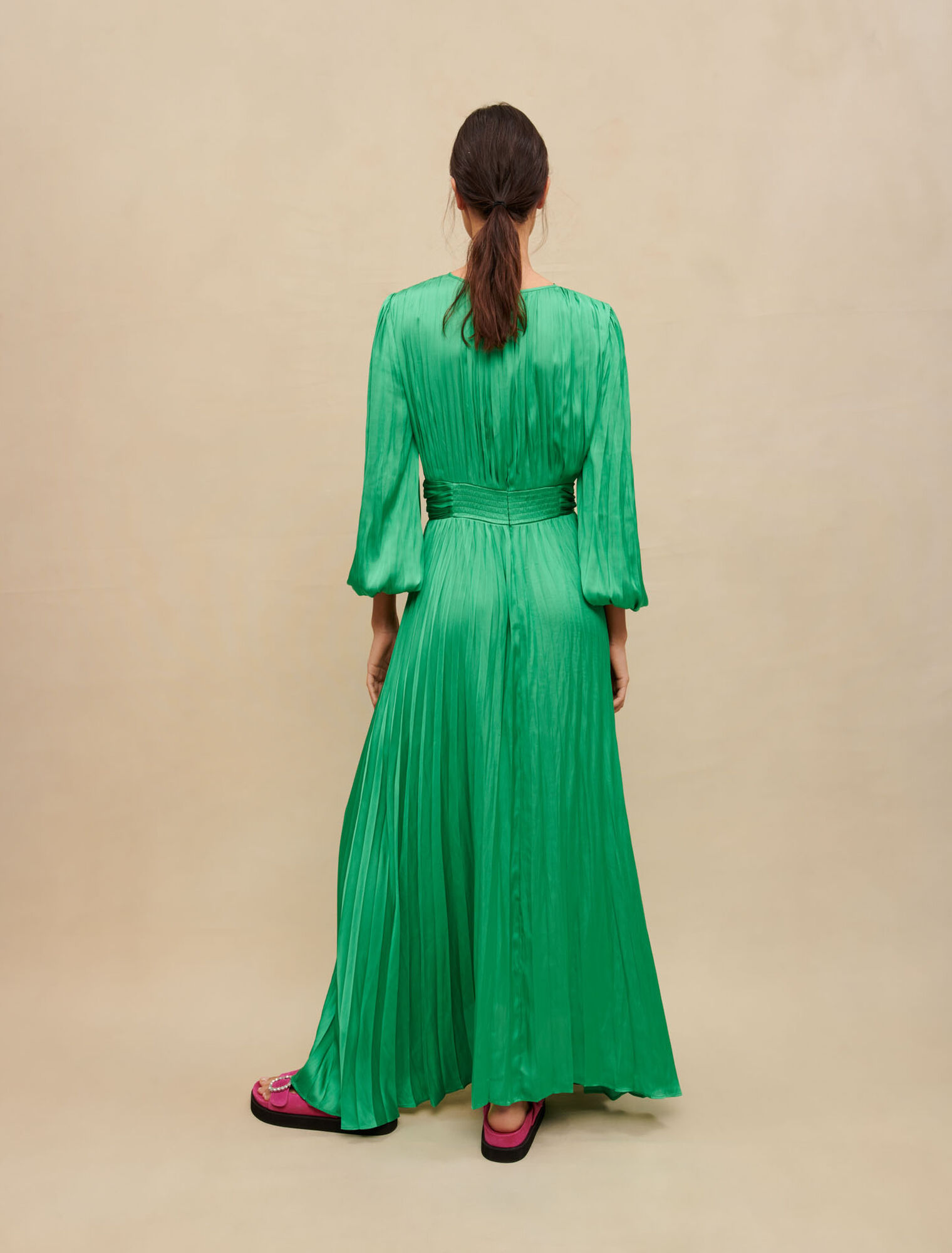 Robe longue drapée satinée