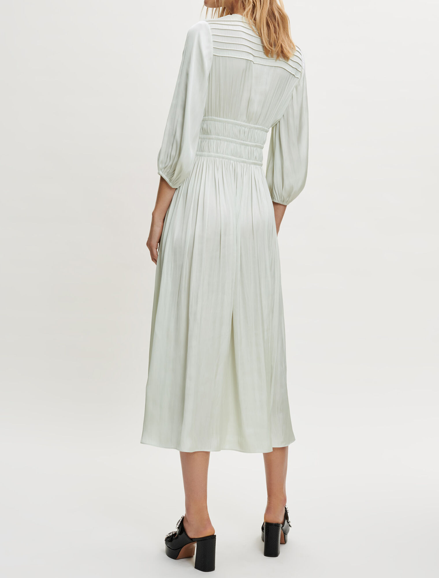 Robe en satin fluide et cintrée