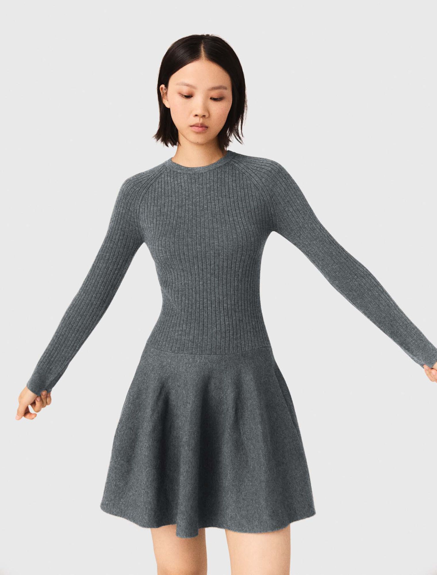 Robe courte en maille &agrave; col perl&eacute;