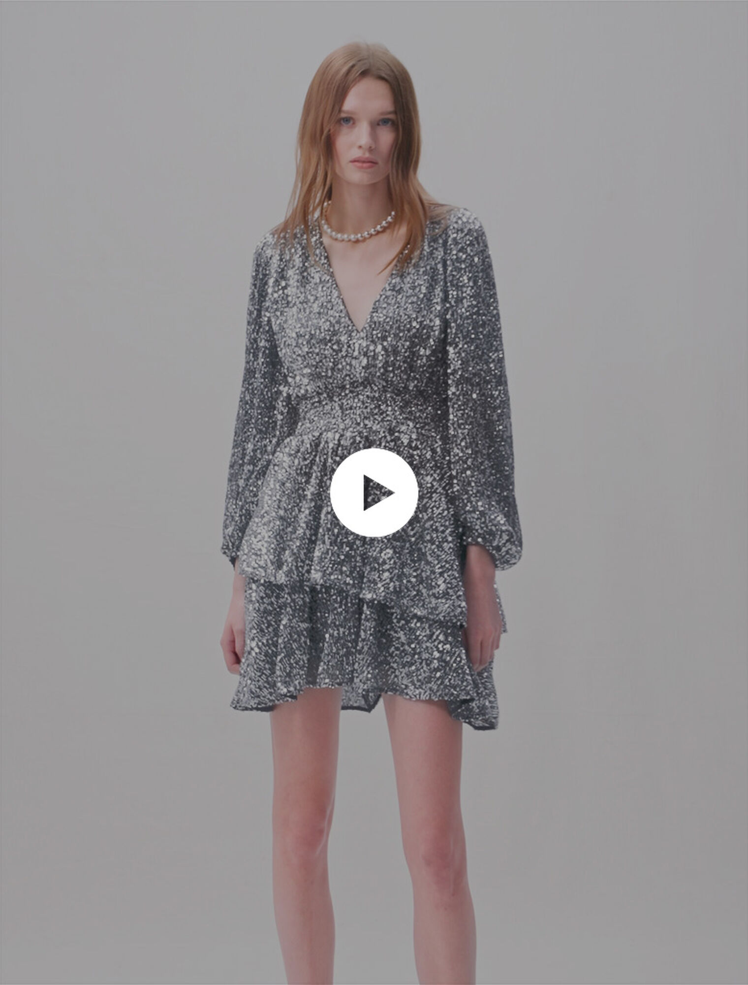 Robe courte volantée à sequins
