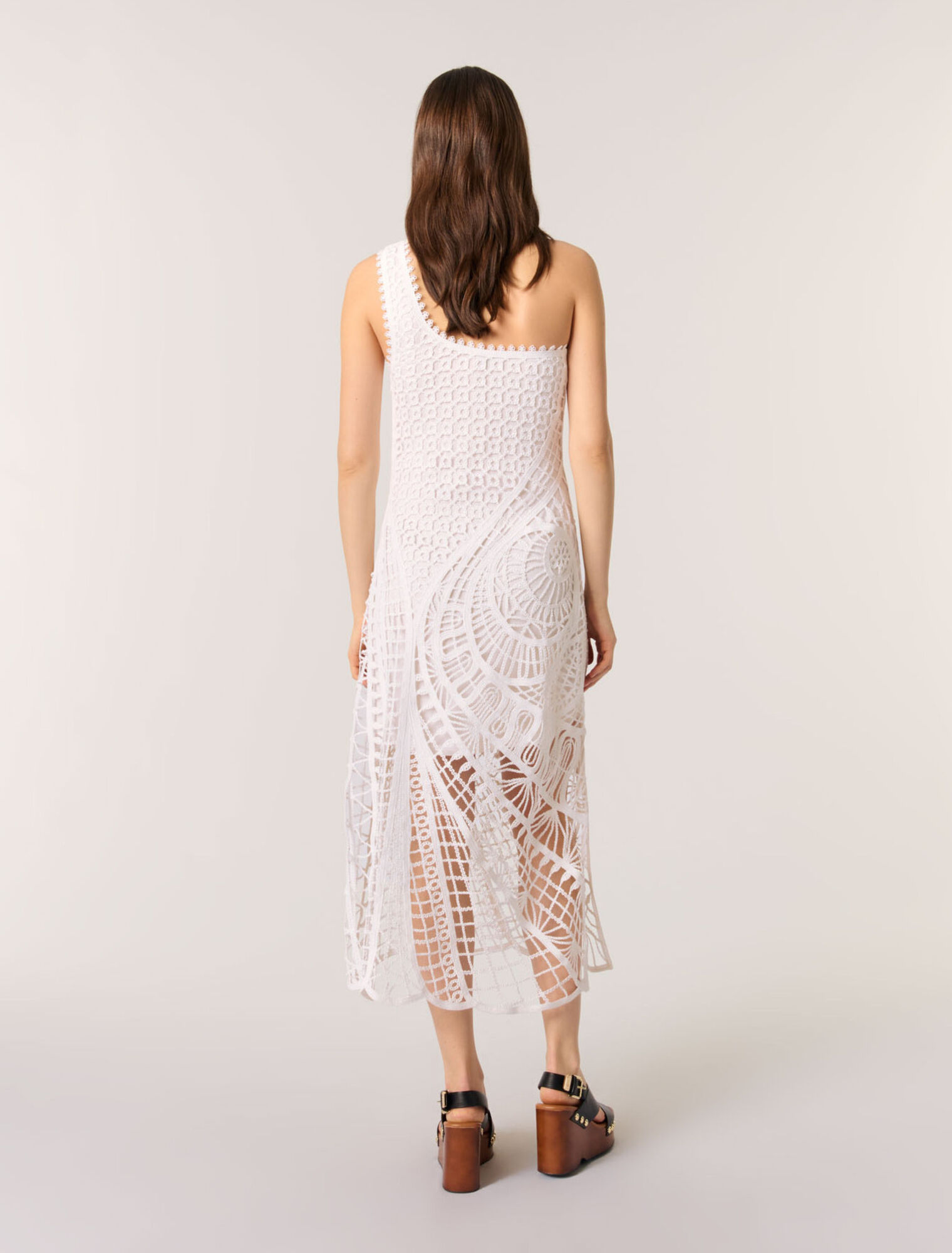 Robe longue asym&eacute;trique en crochet