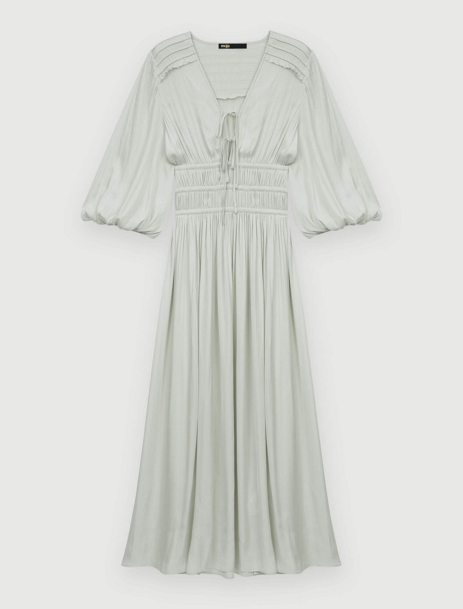 Robe en satin fluide et cintrée