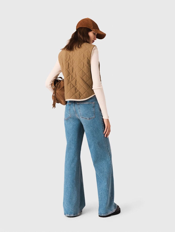 Short sleeveless puffer jacket