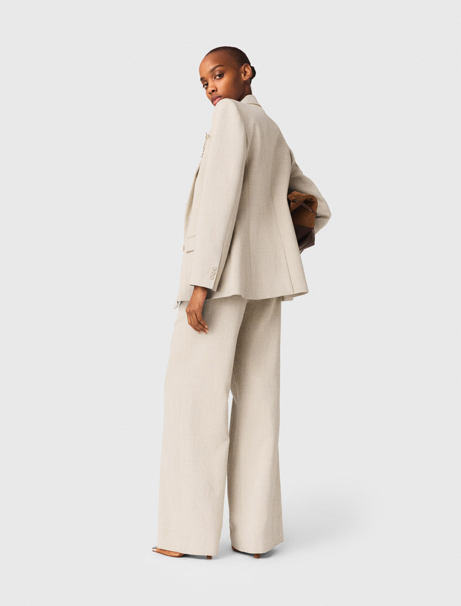 Veste de tailleur avec broche