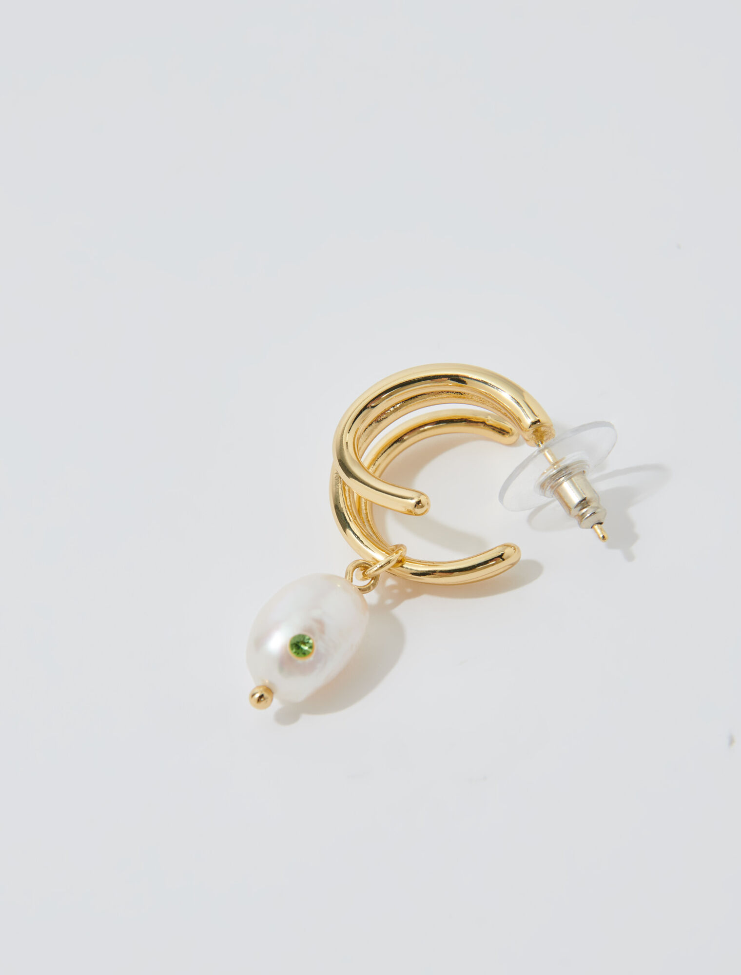 Boucle d'oreille ornée de perle