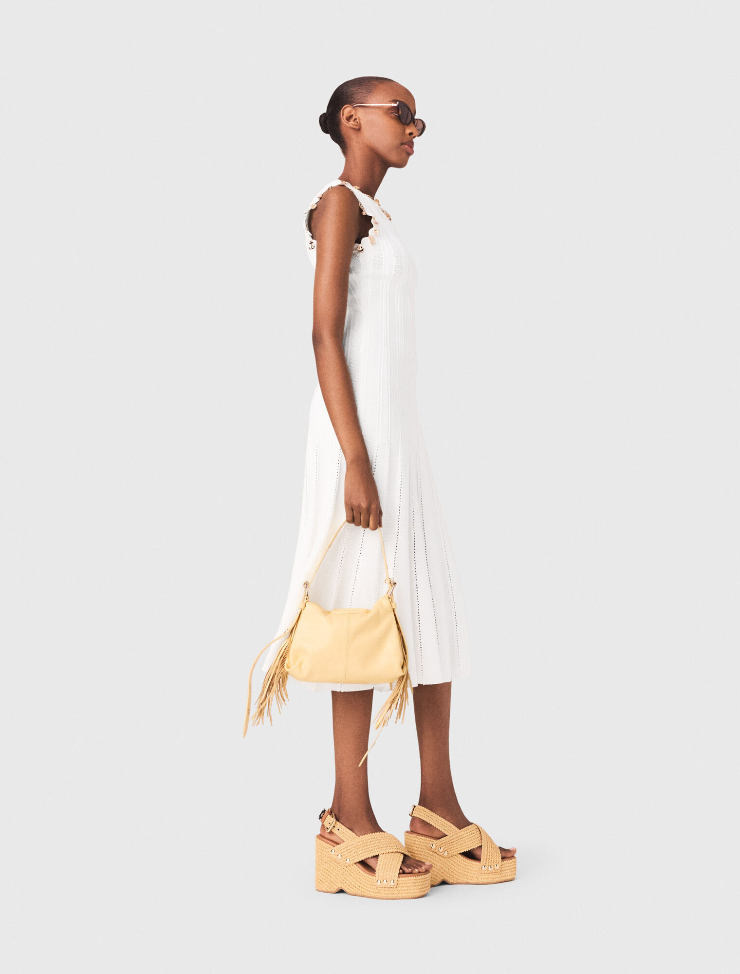 Robe en maille avec bijoux dor&eacute;s