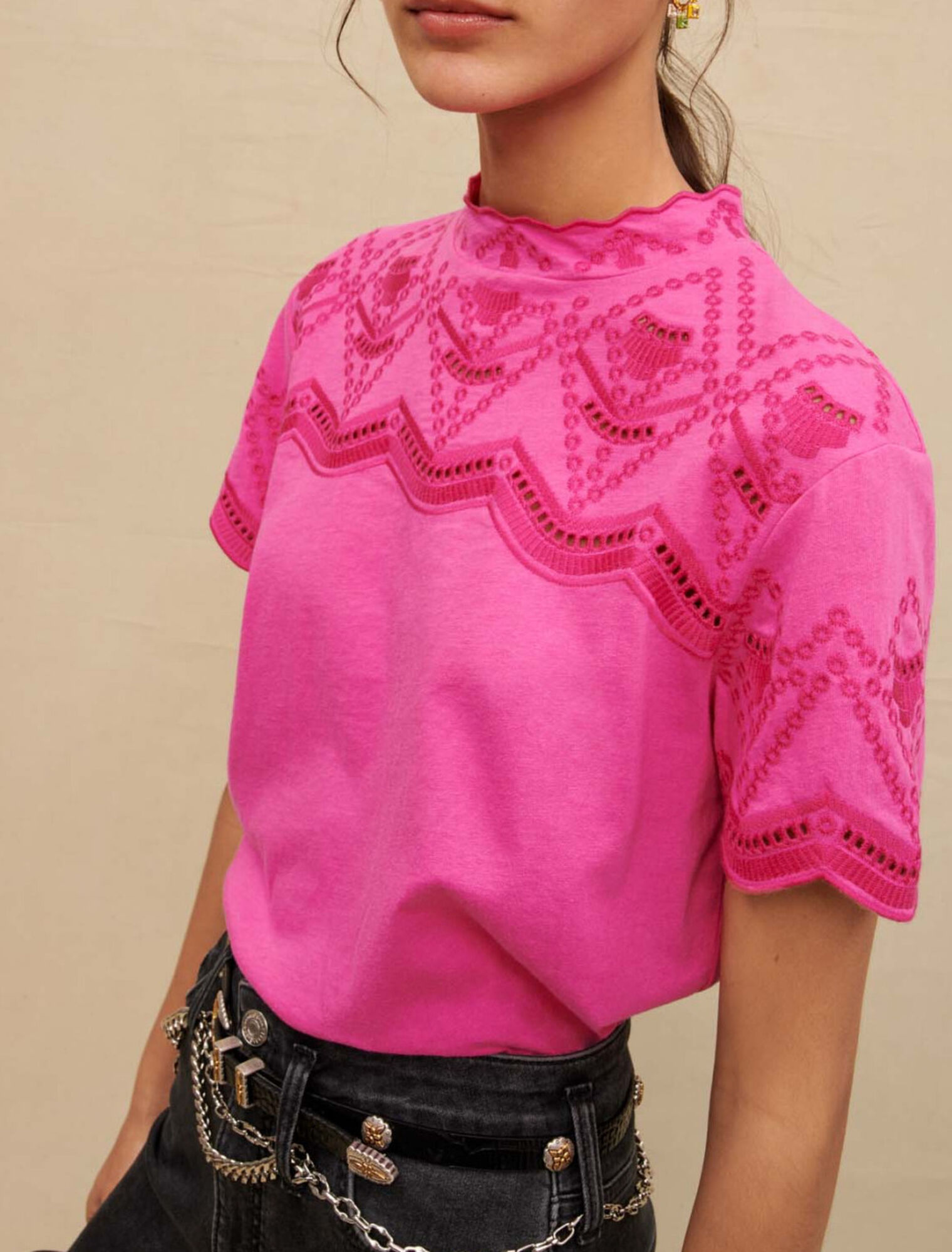 Tee-shirt orné de broderies