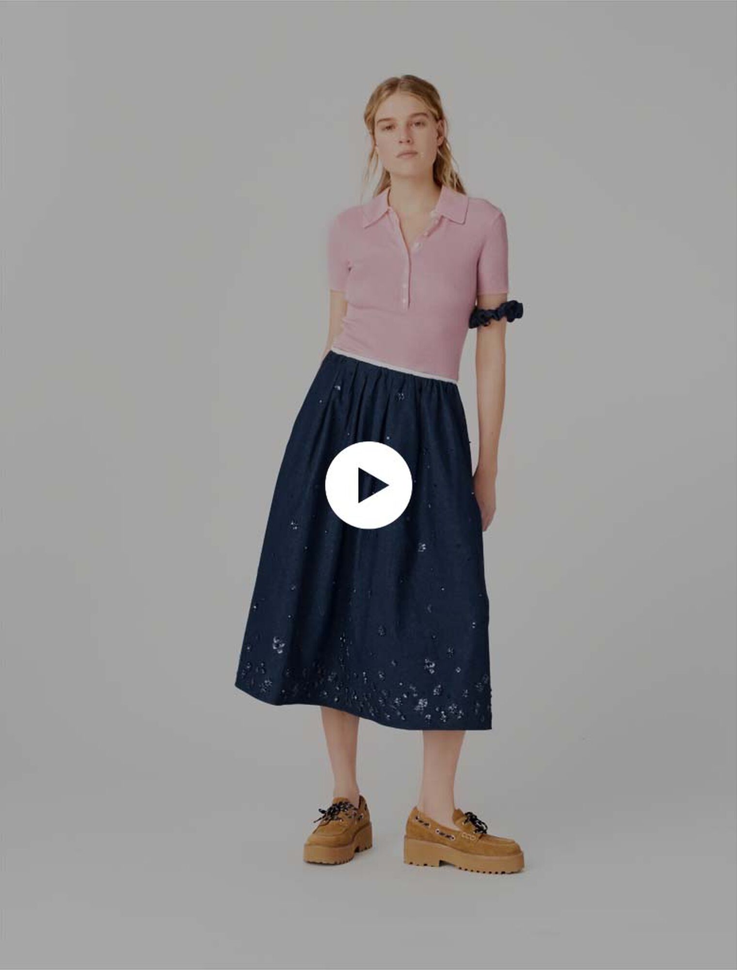 Jupe mi-longue en denim brod&eacute;