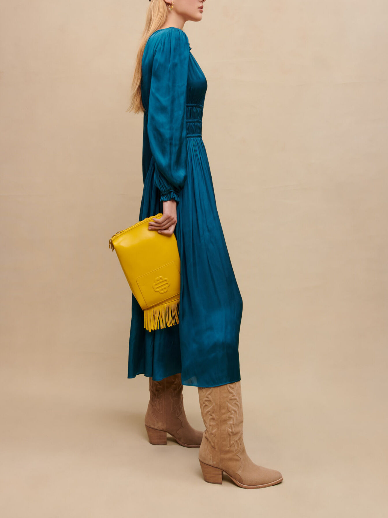 Robe mi longue satinee volante