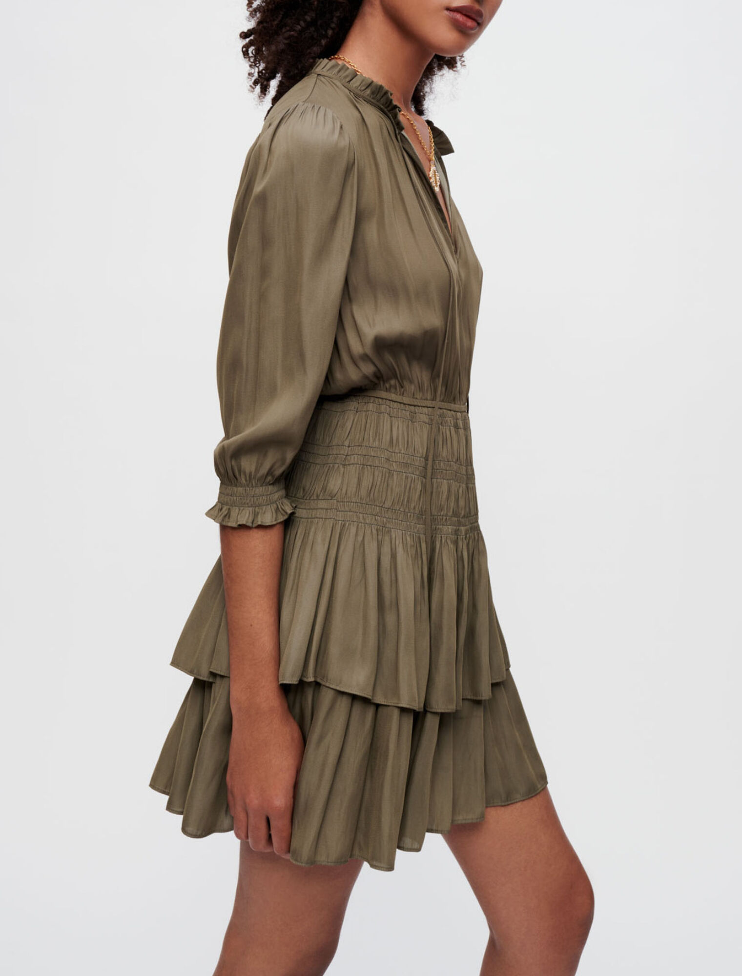 Robe en satin smockée à volants