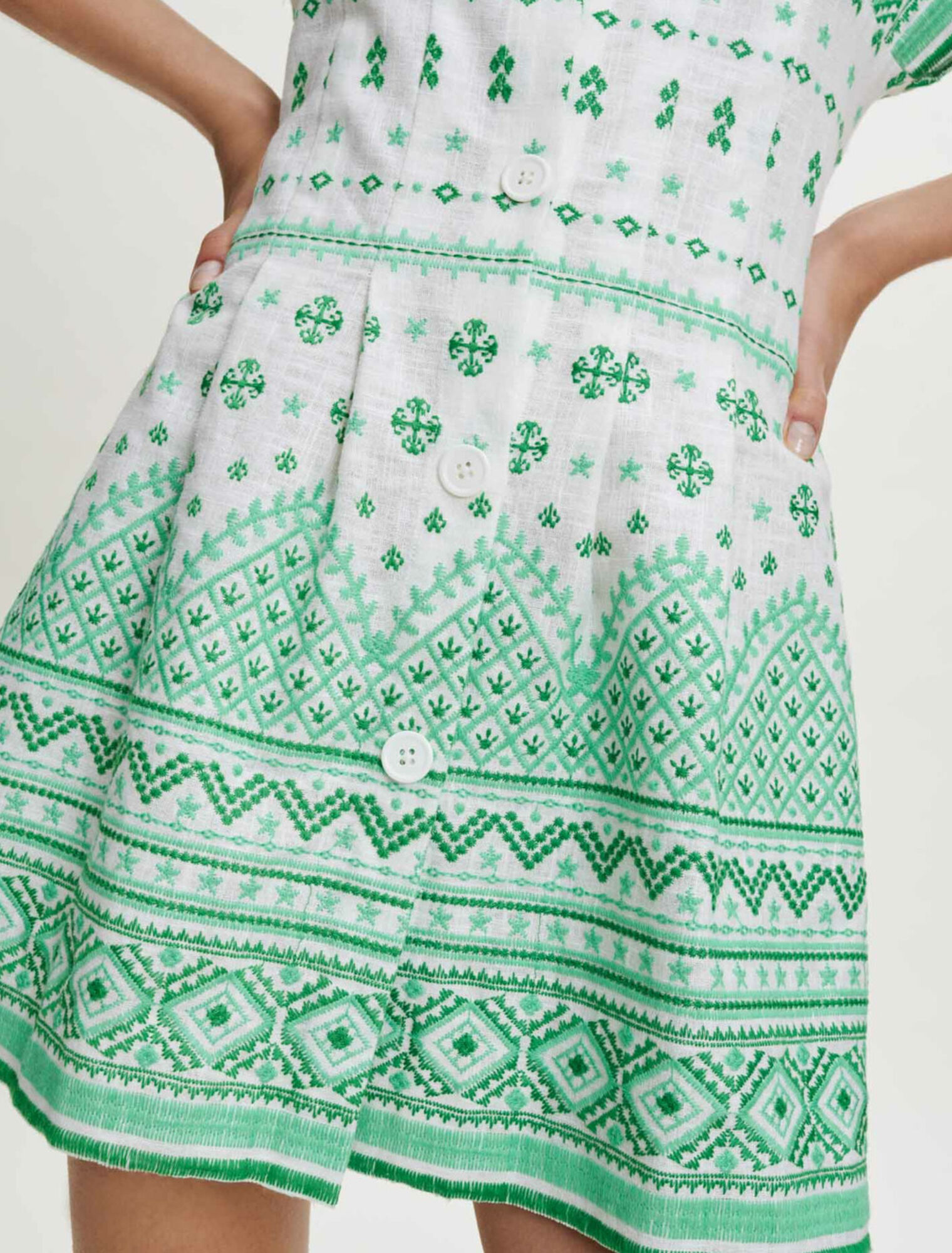 Robe en guipure ouverte à la taille
