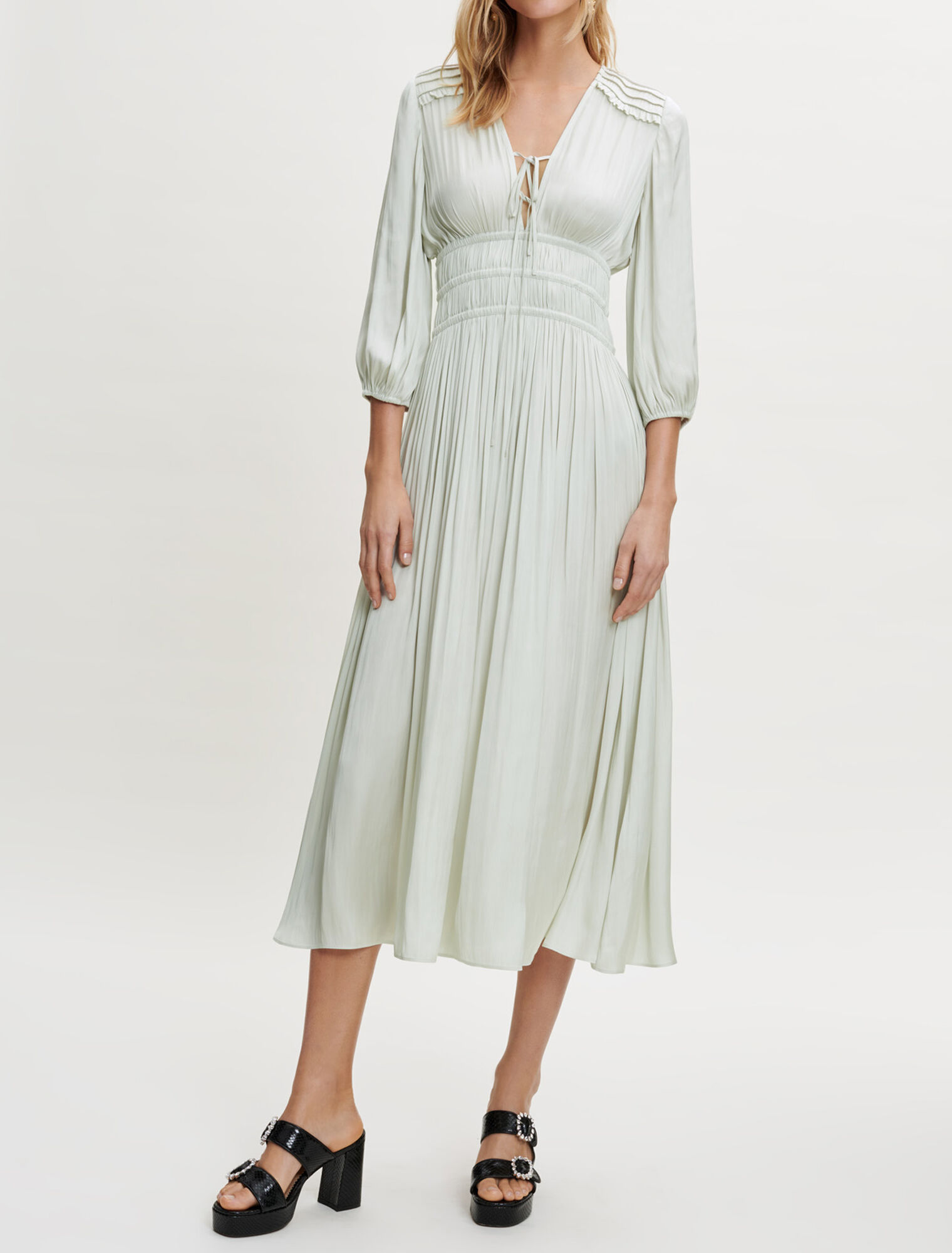 Robe en satin fluide et cintrée