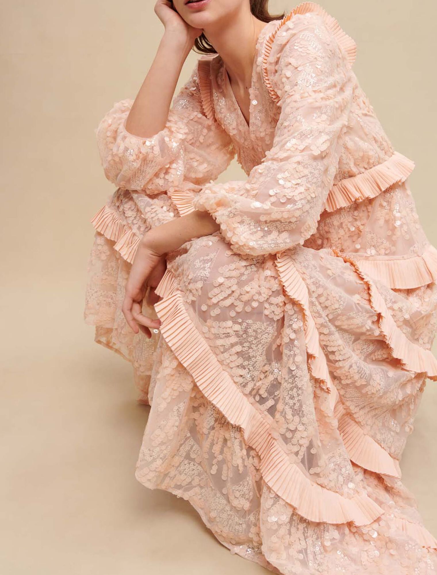 Robe longue à volants et paillettes