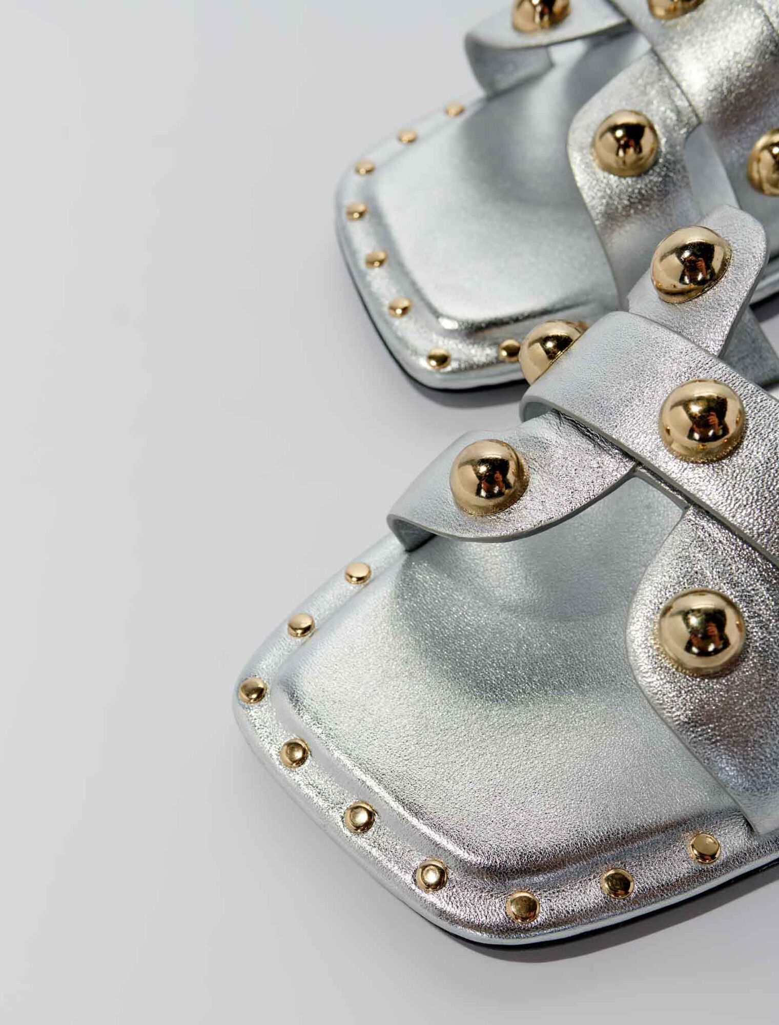 Mules en cuir ornées de studs