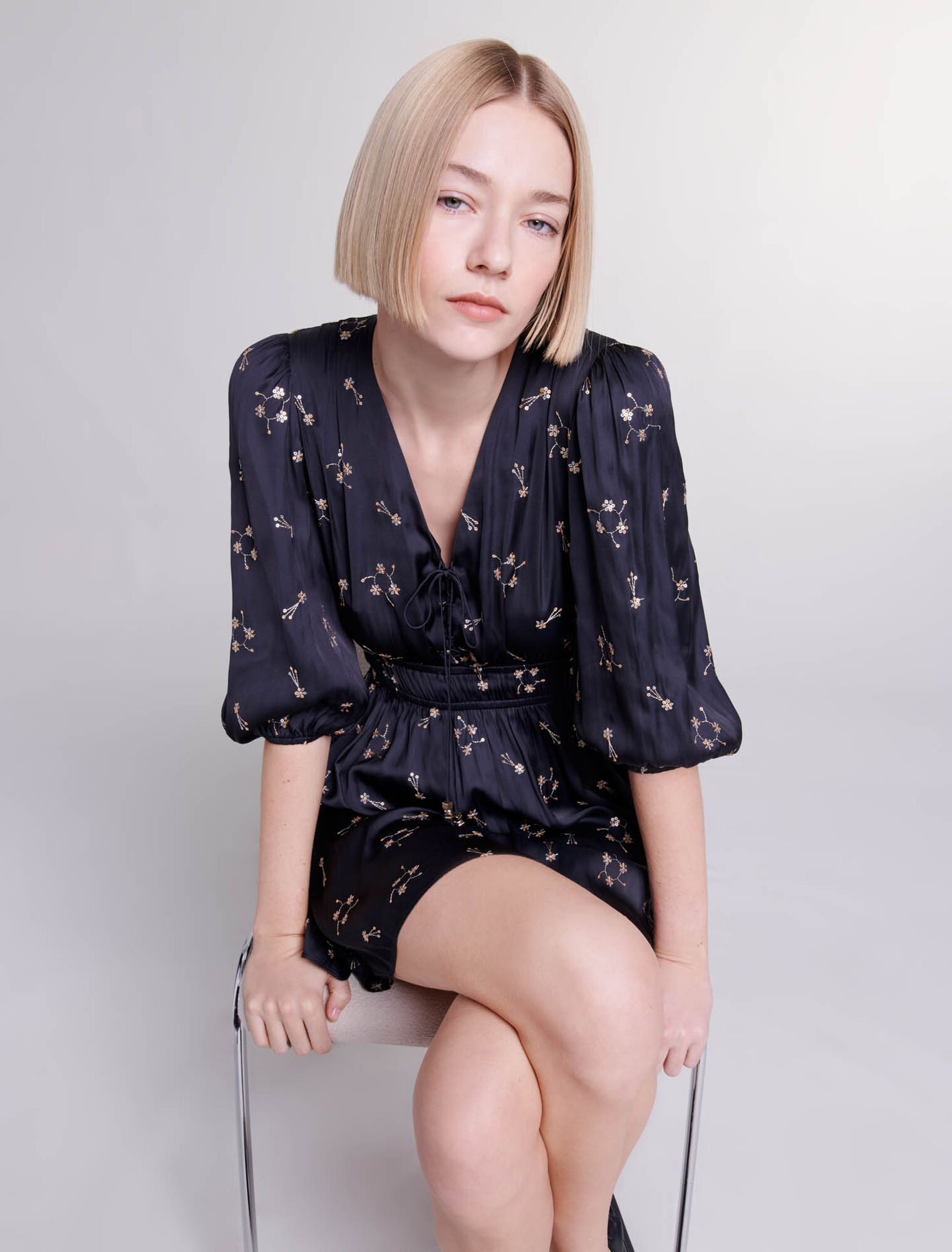 Robe courte brodée à sequins