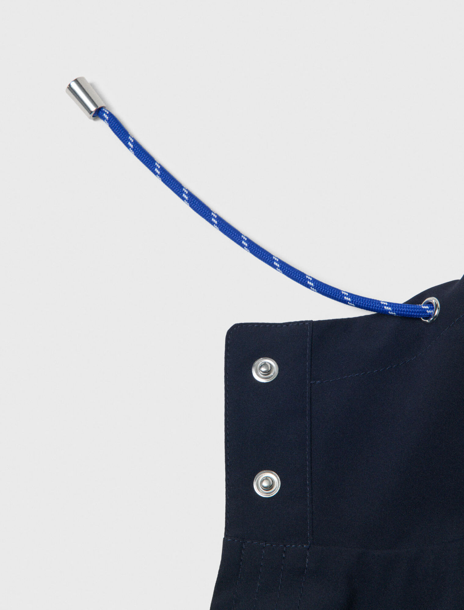 Capuche imperm&eacute;able avec cordons