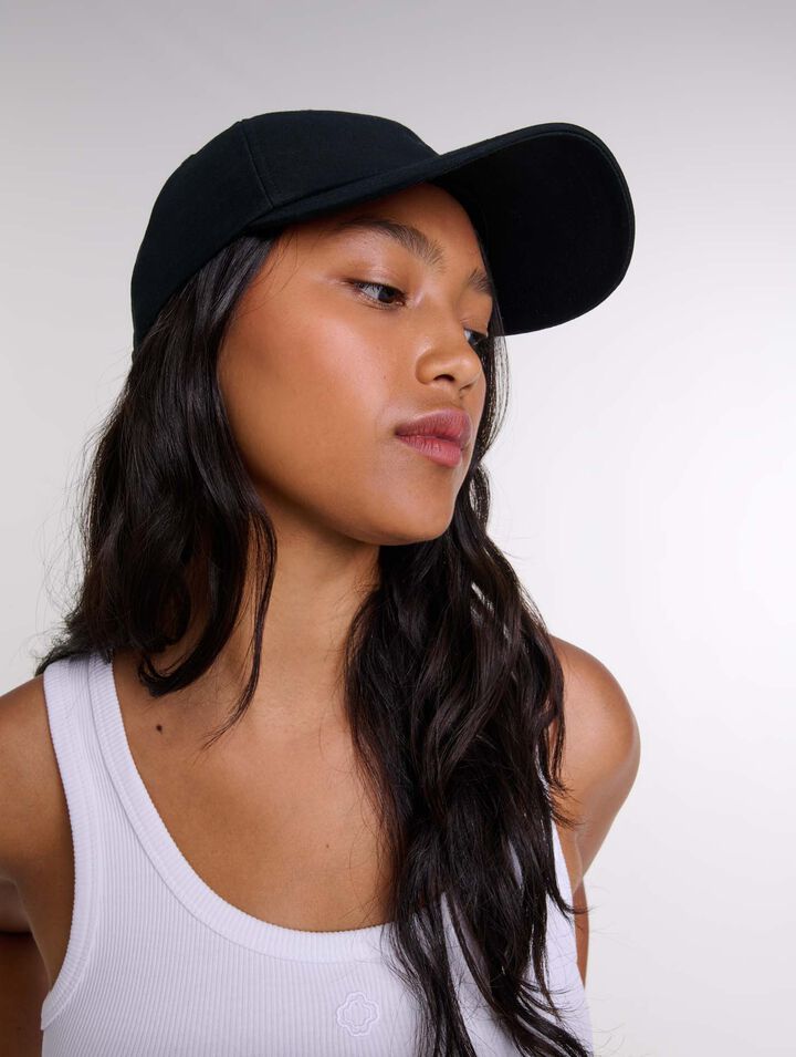 Casquette en coton et boucle dorée