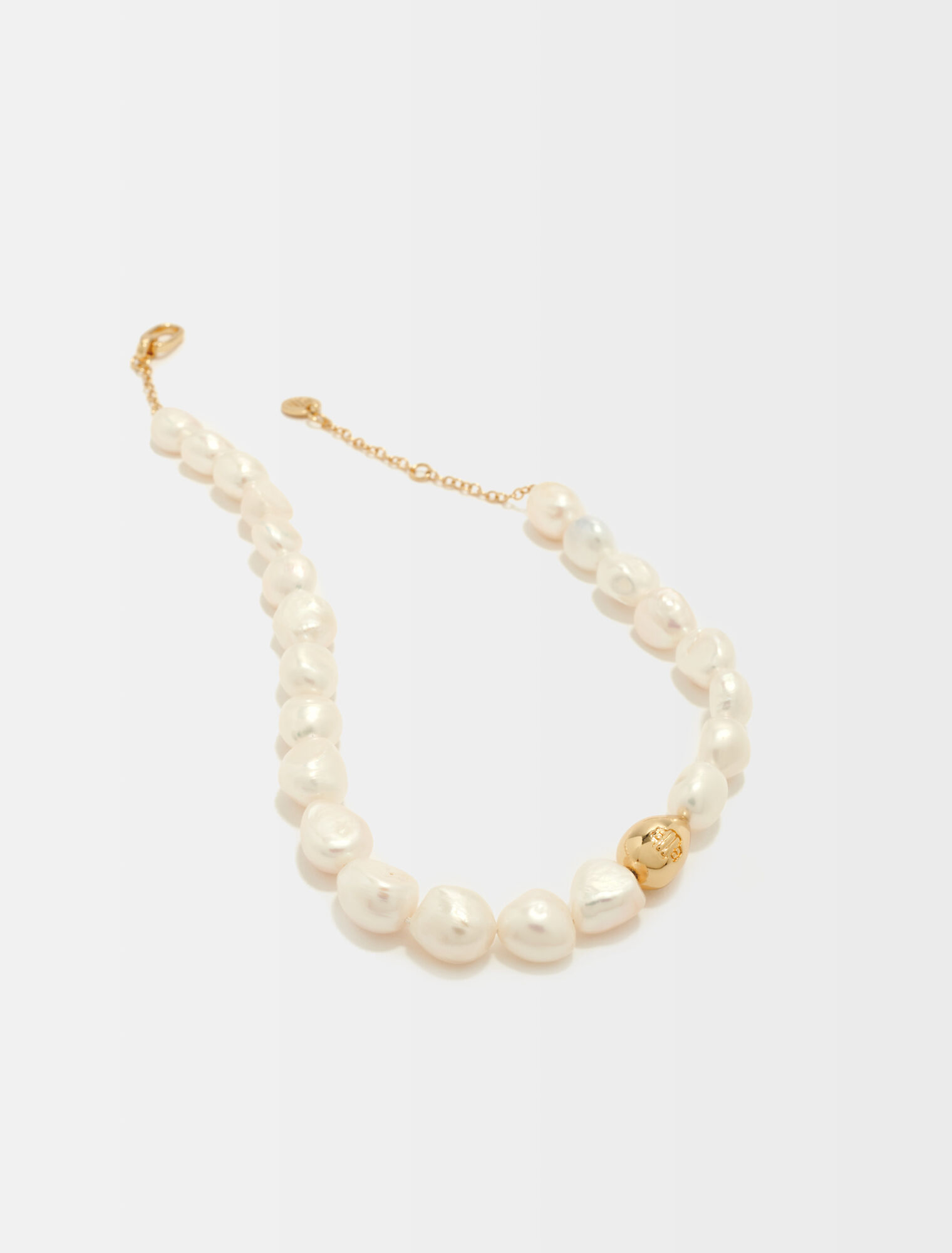 Pearl necklace with metal details