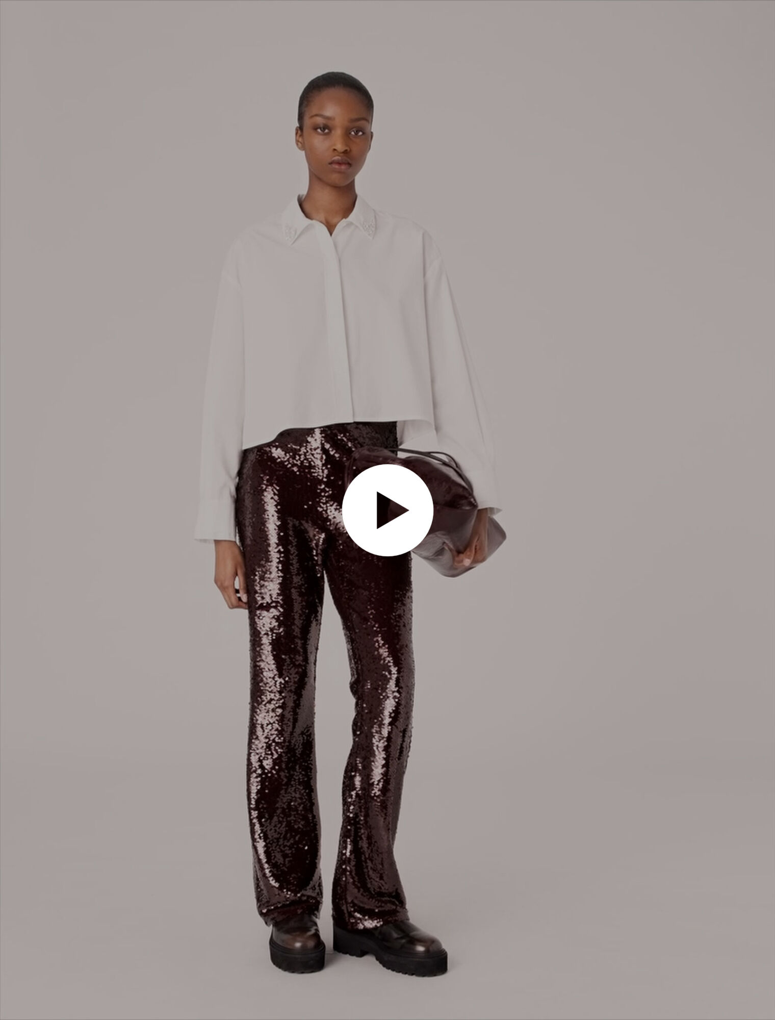 Chemise courte et détails bijoux