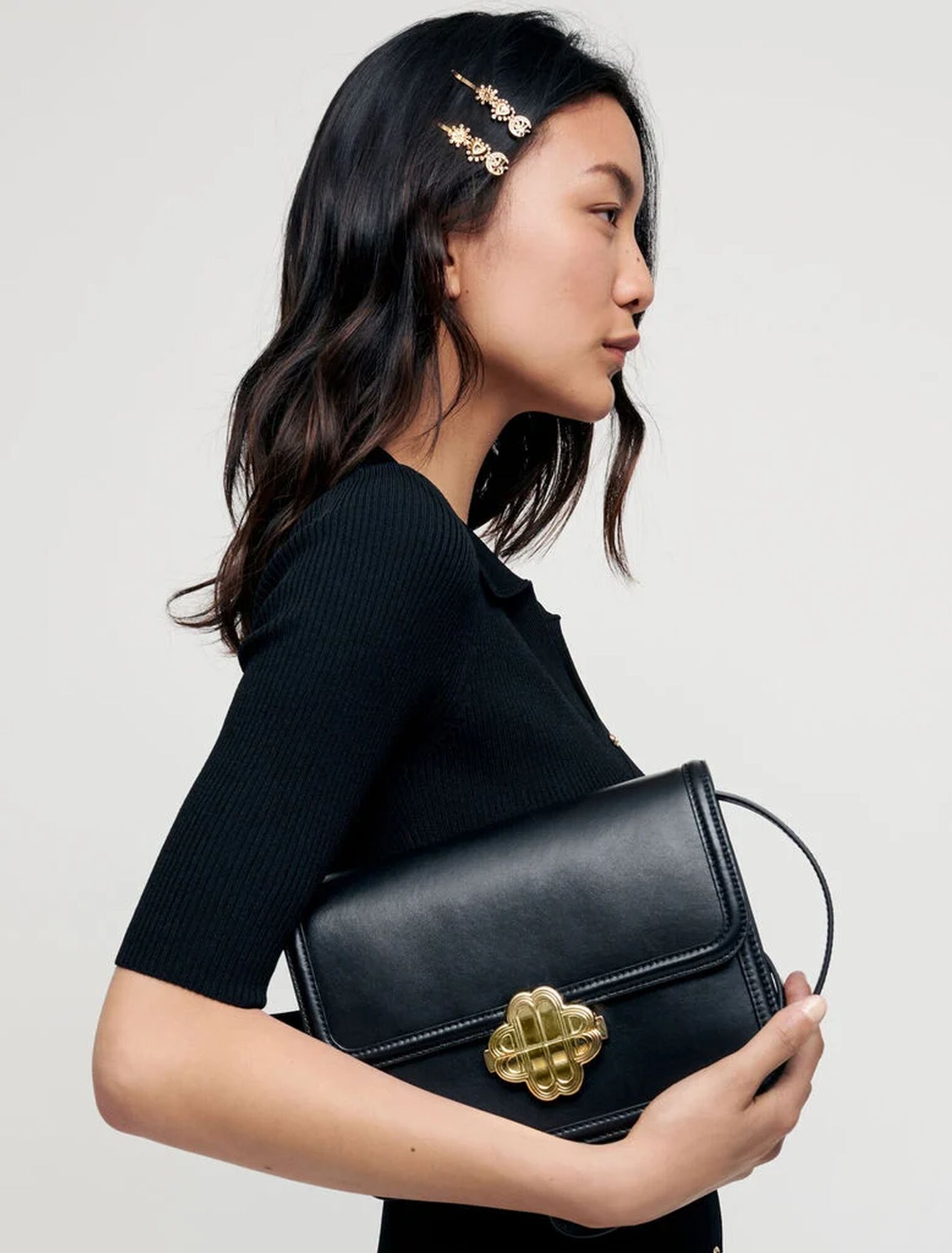 Leather bag with clover clasp