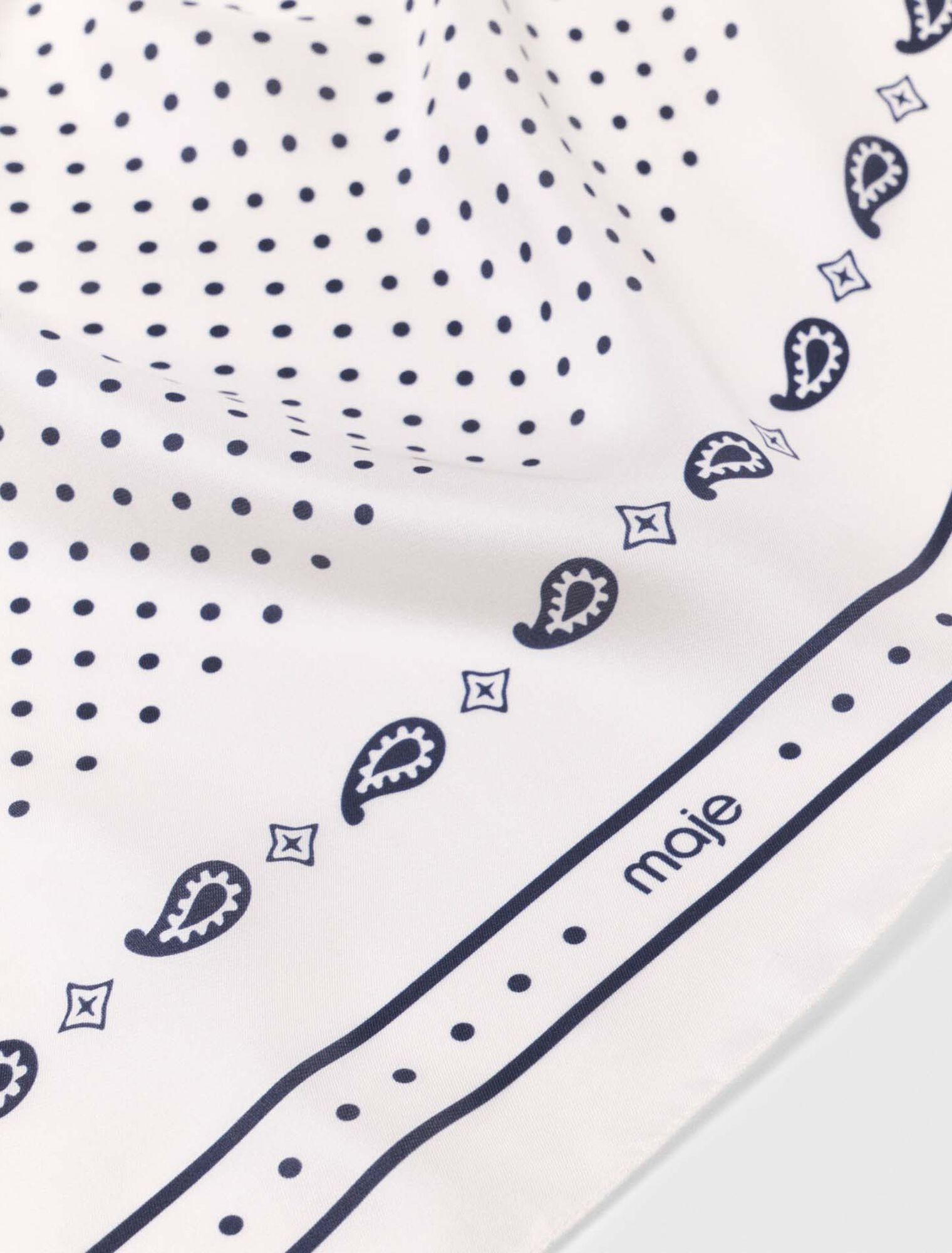 Carr&eacute; 90x90 imprim&eacute; en soie