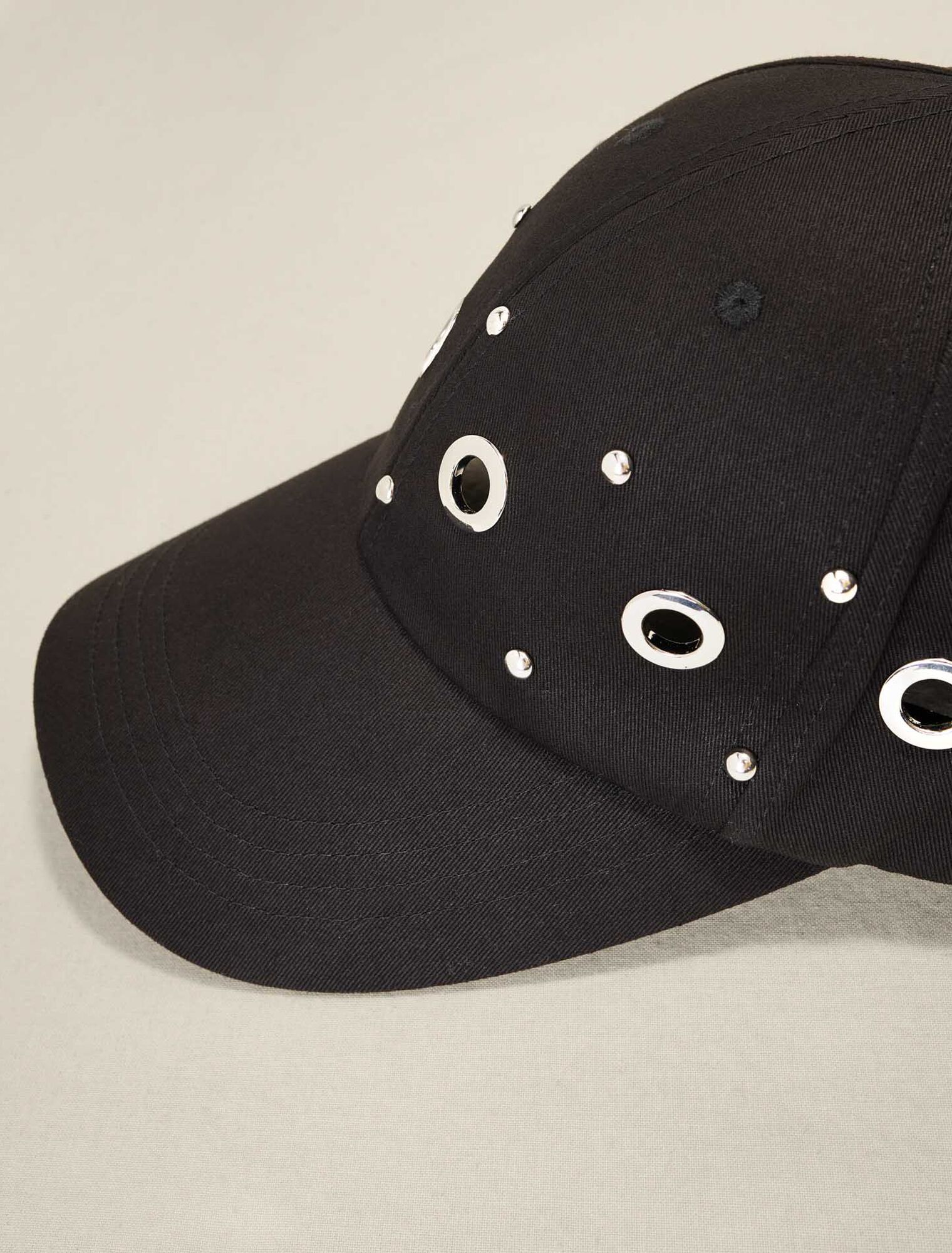 Casquette à rivets